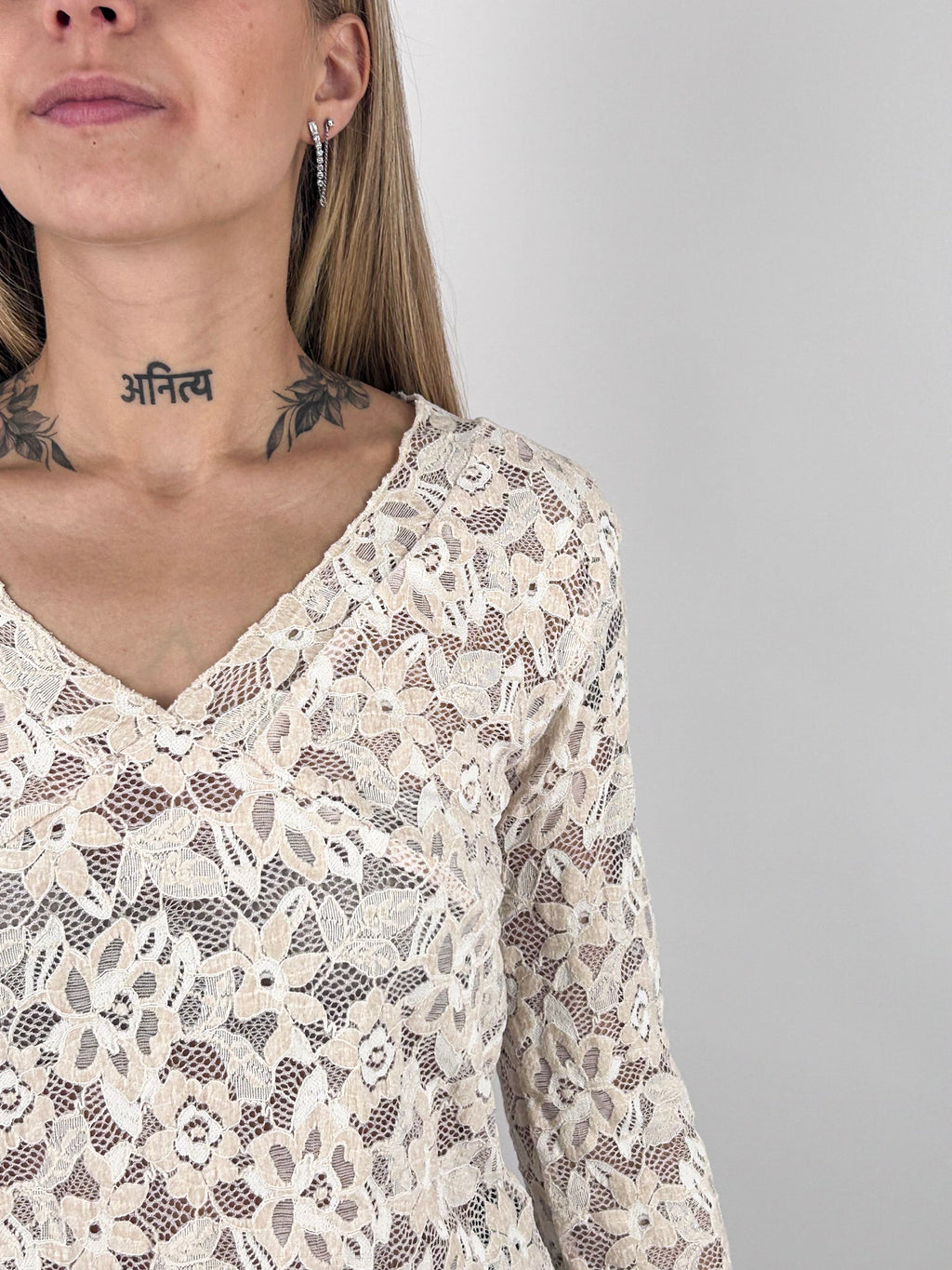 Maglia Pizzo donna con scollo a V e manica lunga panna- vista dettaglio