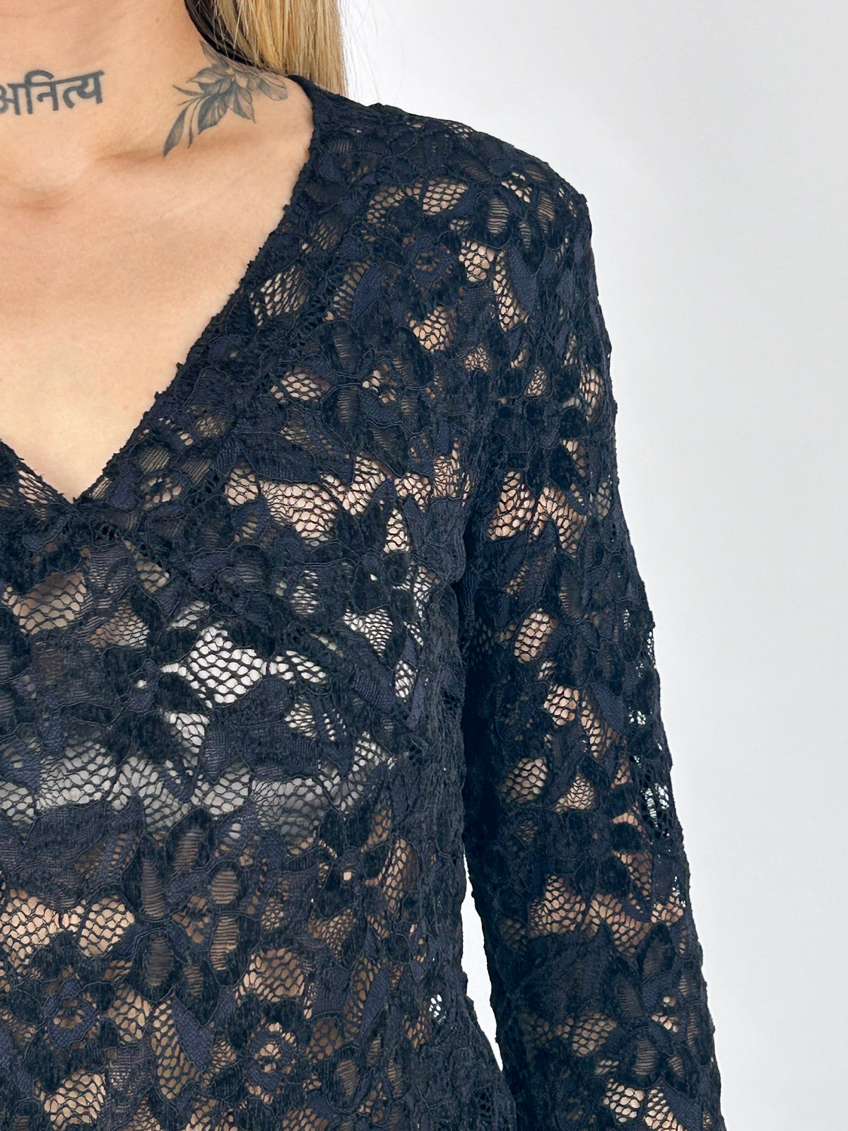 Maglia Pizzo donna con scollo a V e manica lunga nero- vista dettaglio