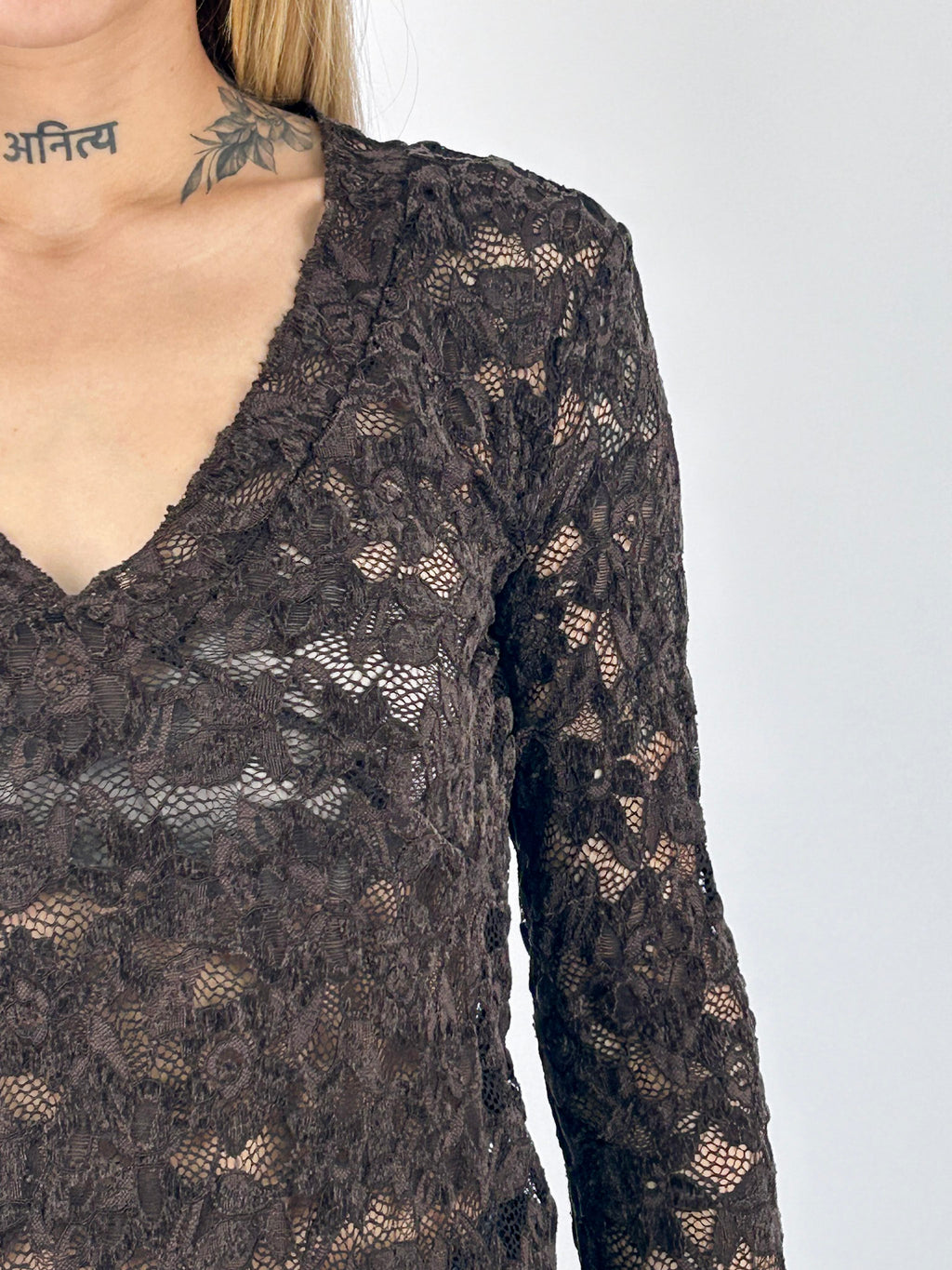 Maglia Pizzo donna con scollo a V e manica lunga marrone - vista dettaglio