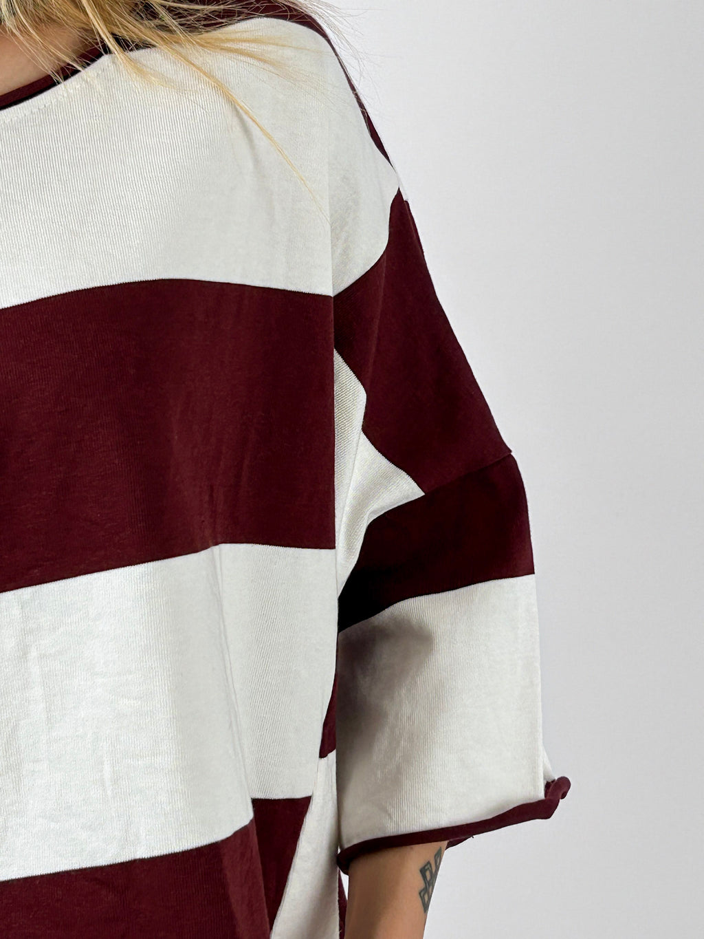 Maglia donna a righe bordeaux e panna - dettaglio manica