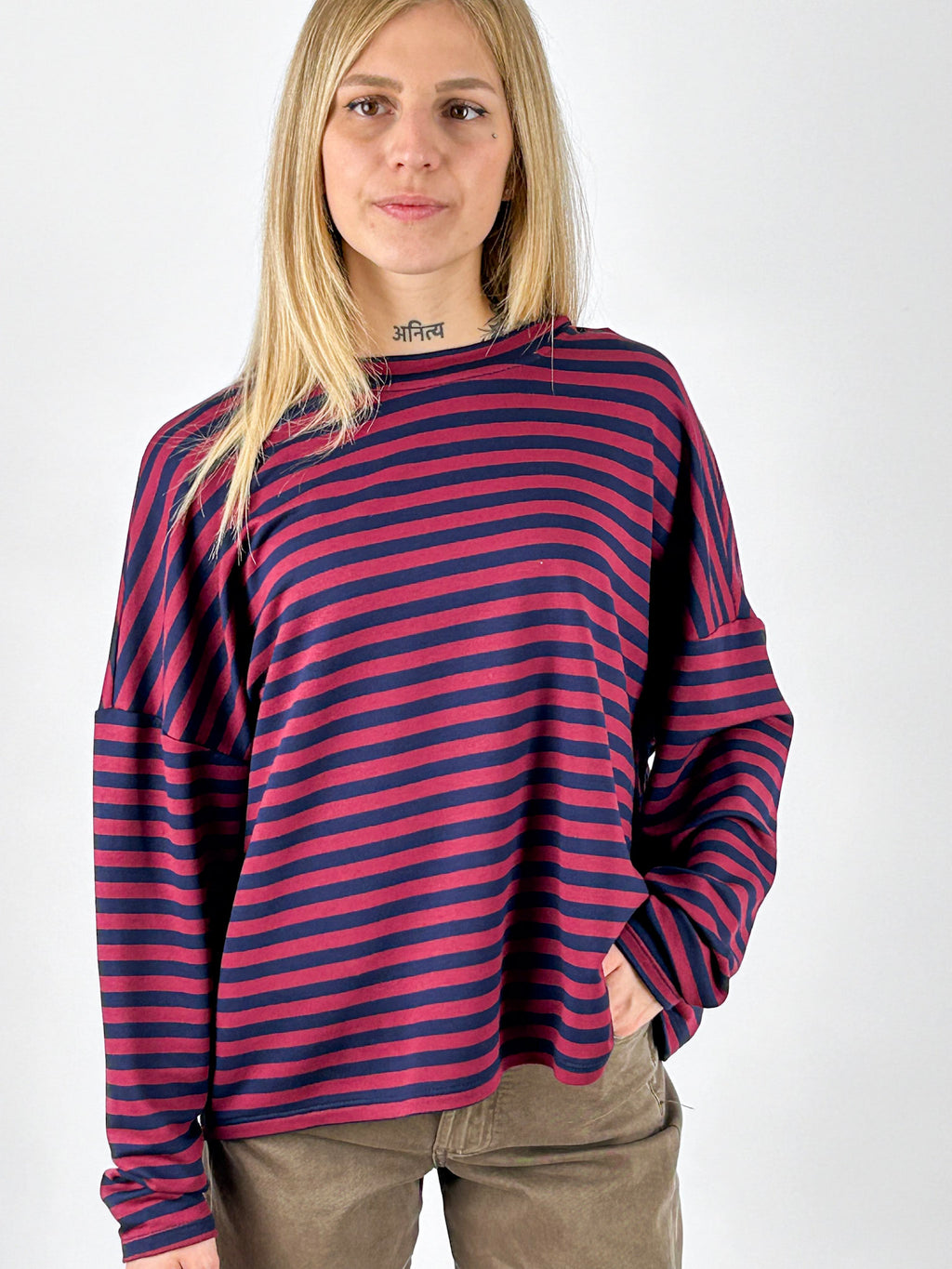 Maglia donna a righe bordeaux e - vista frontale