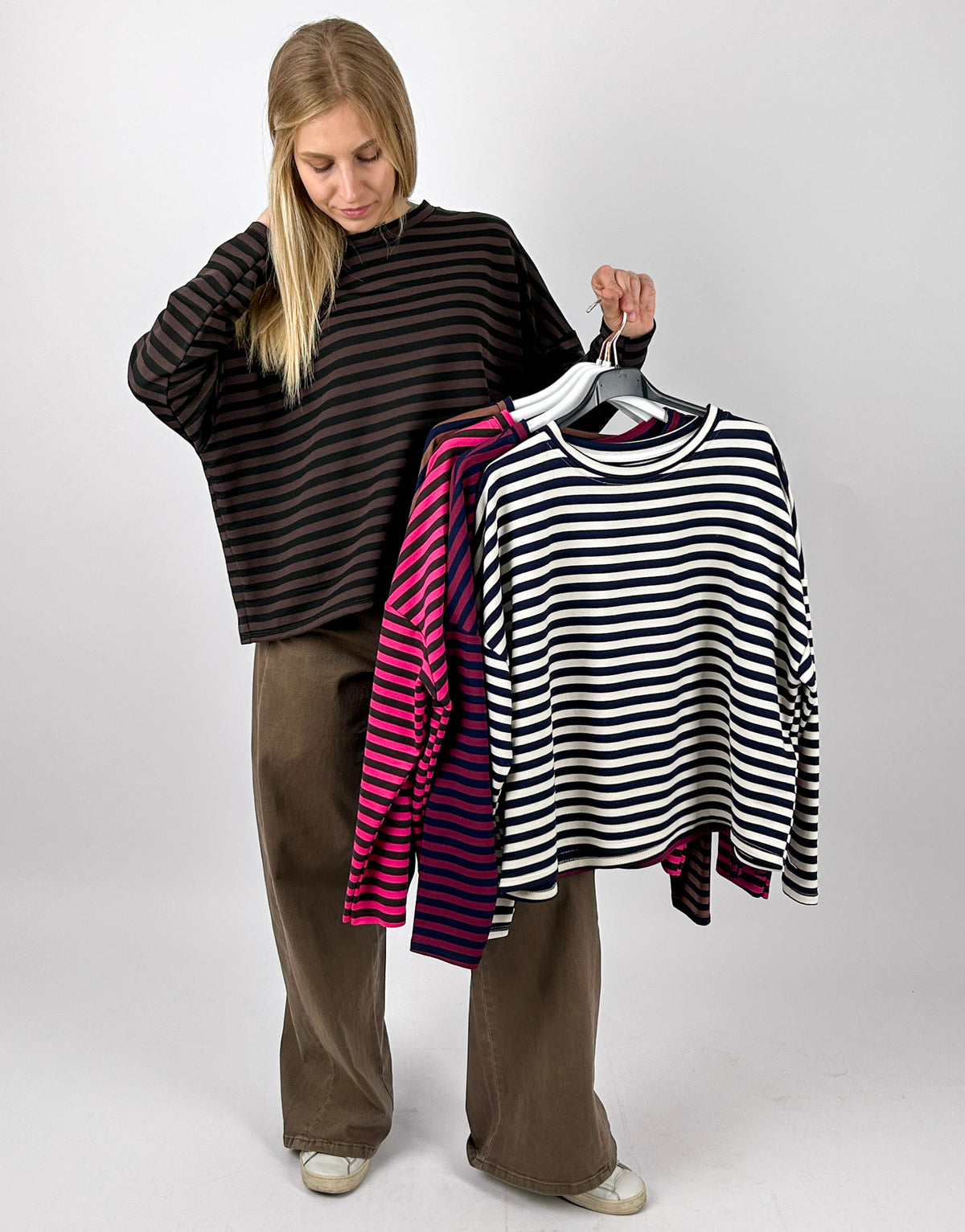 Maglia donna a righe girocollo marrone disponibile in più colori