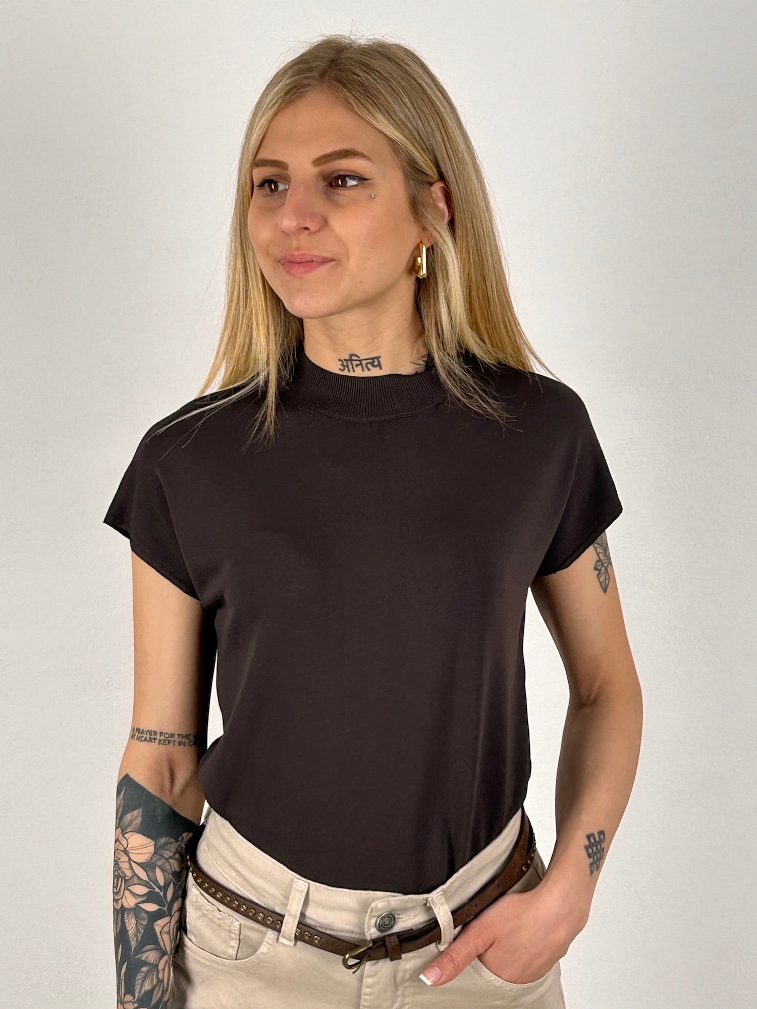 Maglia coreana donna marrone vista frontale