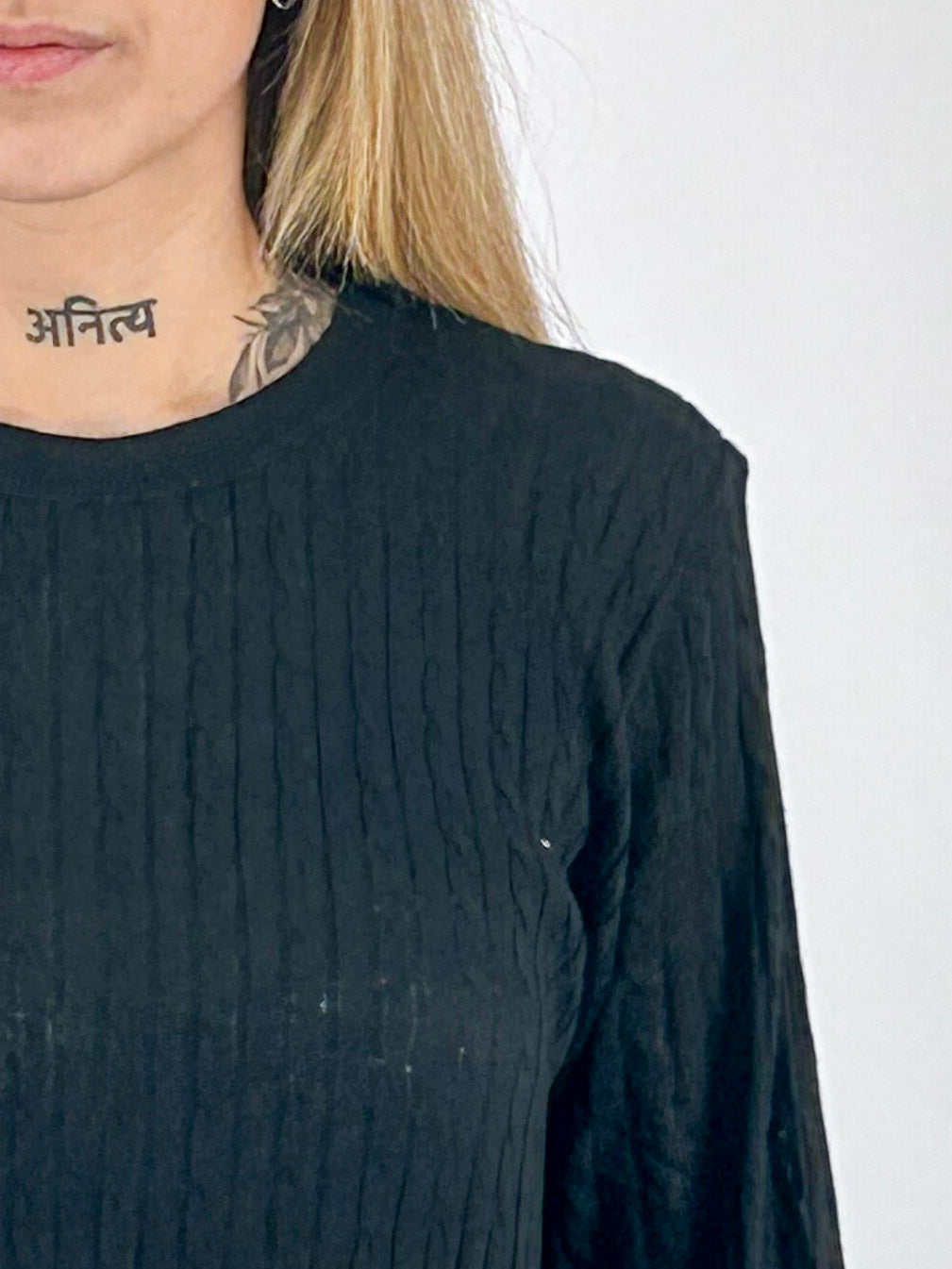 Maglia donna girocollo con lavorazione a trecce sottili nero - vista dettaglio
