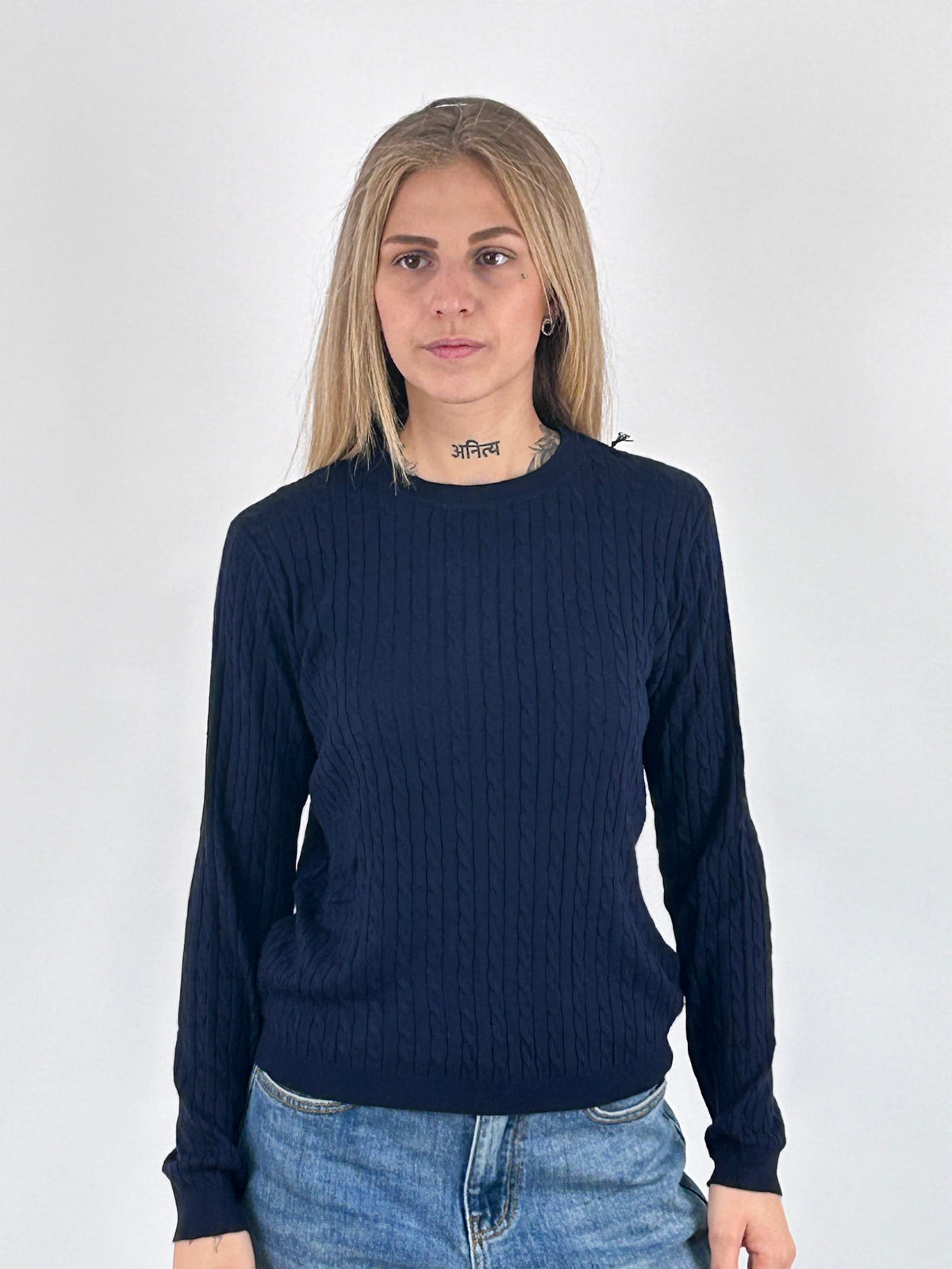 Maglia donna girocollo con lavorazione a trecce sottili blu - vista frontale
