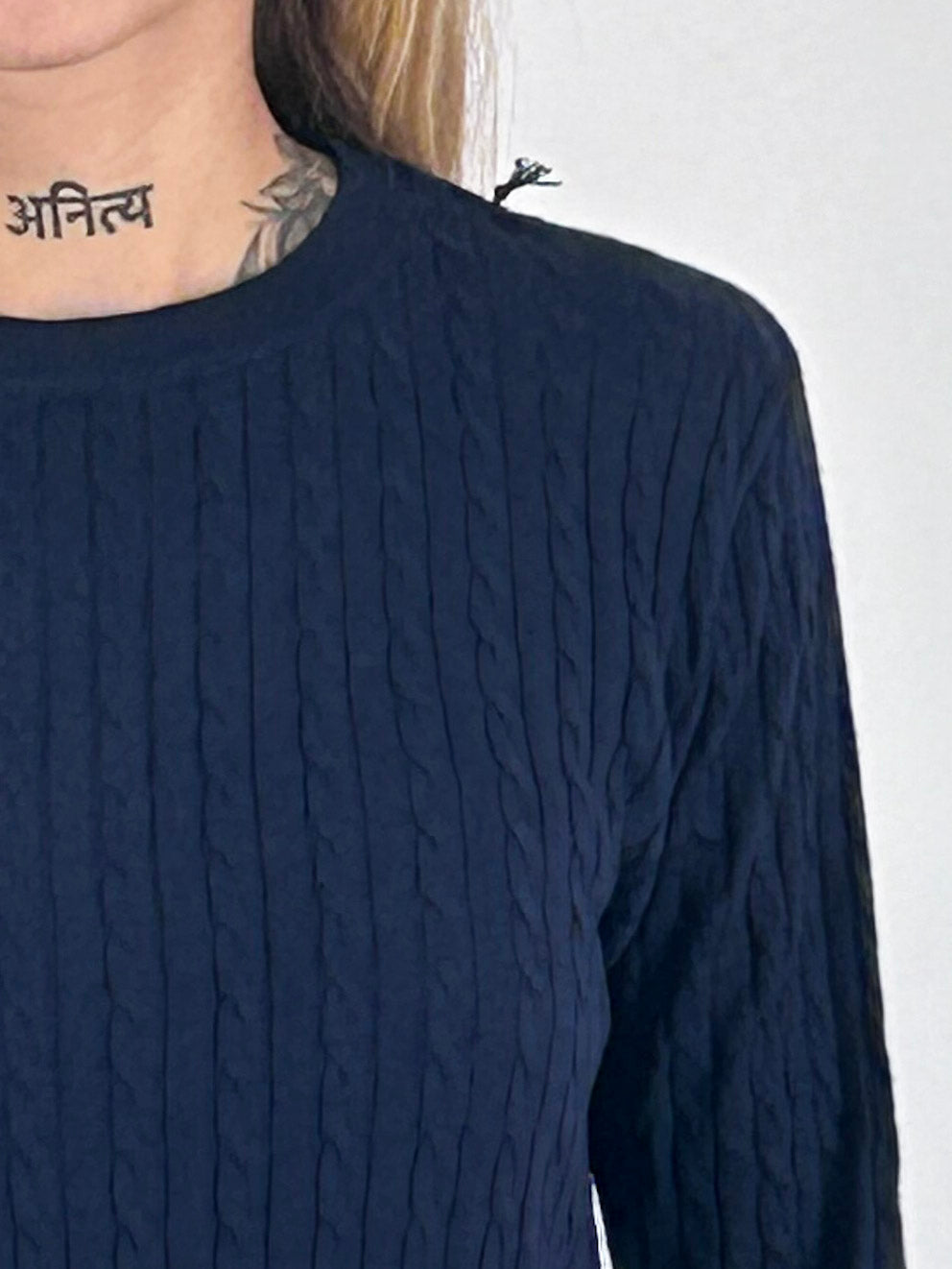 Maglia donna girocollo con lavorazione a trecce sottili blu - vista dettaglio