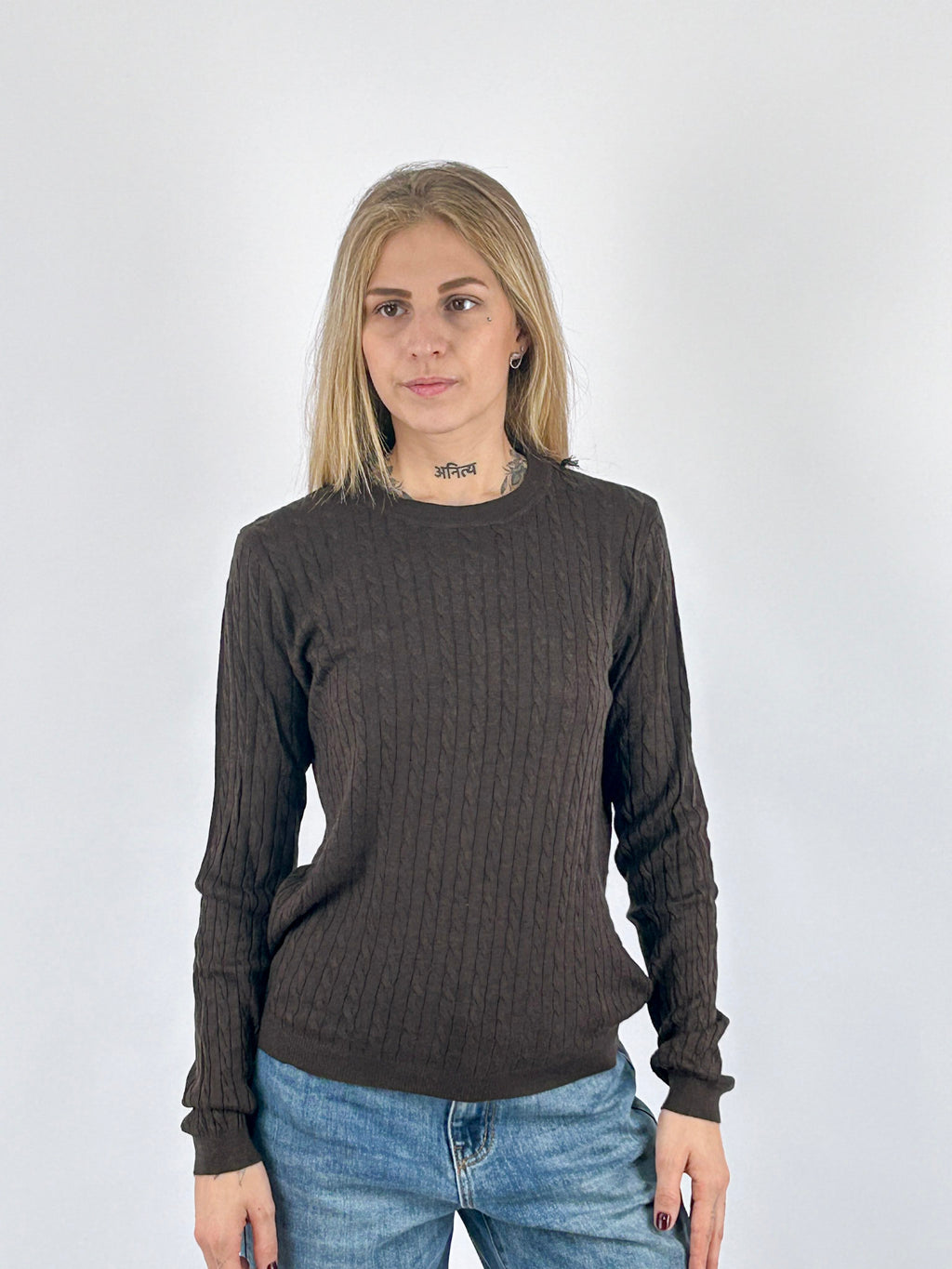 Maglia donna girocollo con lavorazione a trecce sottili marrone - vista frontale