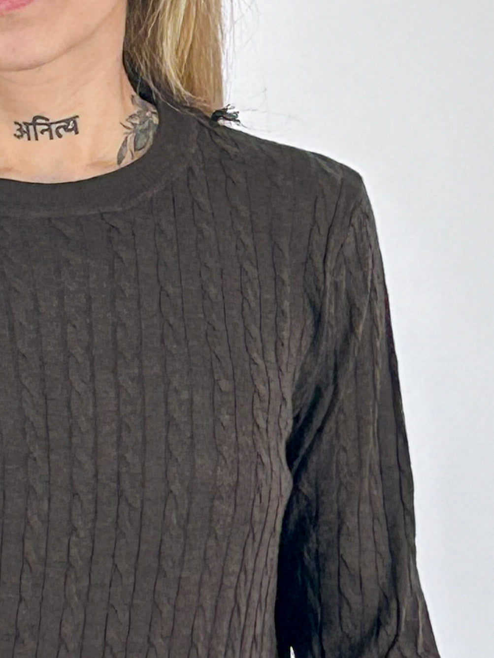 Maglia donna girocollo con lavorazione a trecce sottili bordo - vista dettaglio