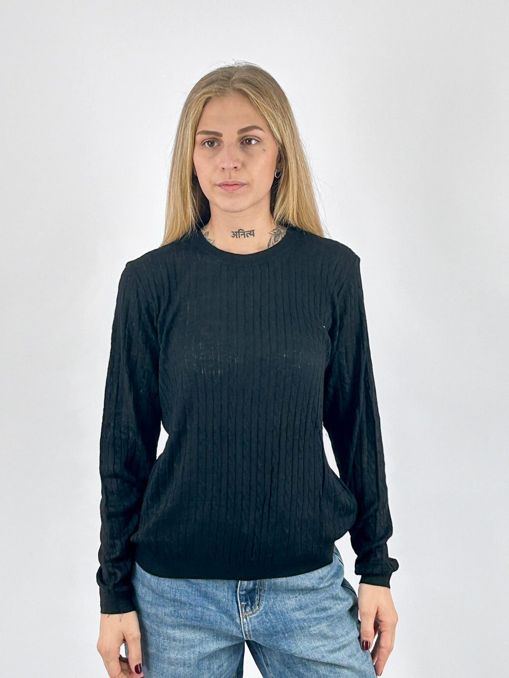 Maglia donna girocollo con lavorazione a trecce sottili nero - vista frontale