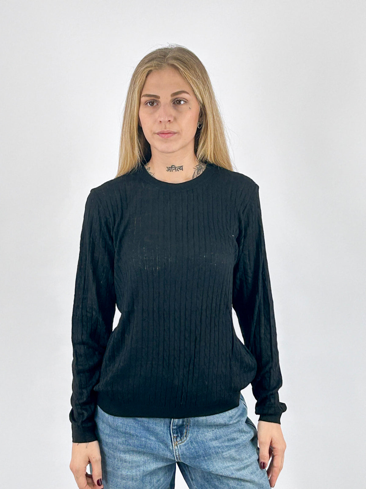 Maglia donna girocollo con lavorazione a trecce sottili nero - vista frontale