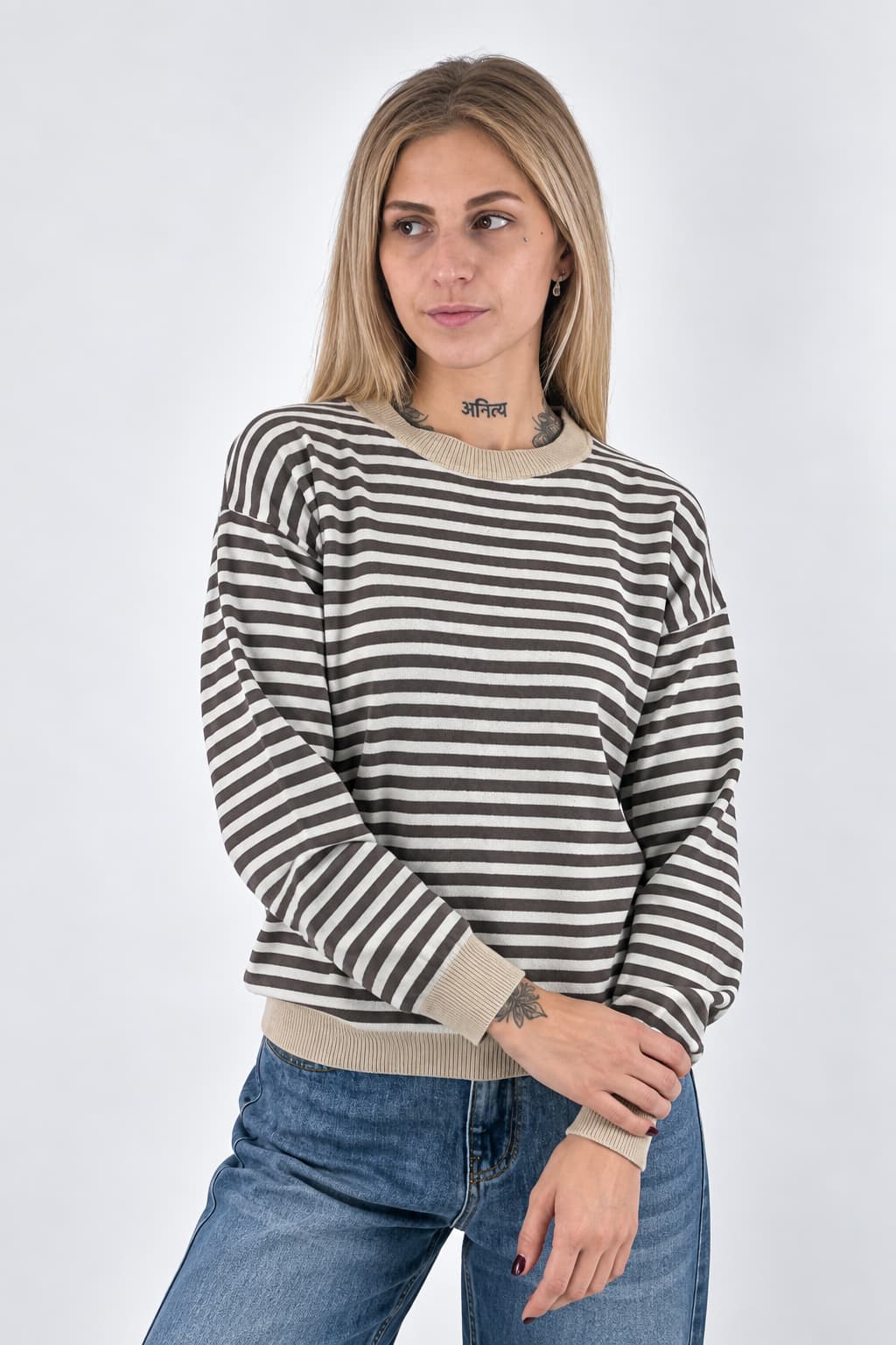 Maglia donna girocollo a righe con spalla scesa e bordi a contrasto marrone - vista frontale