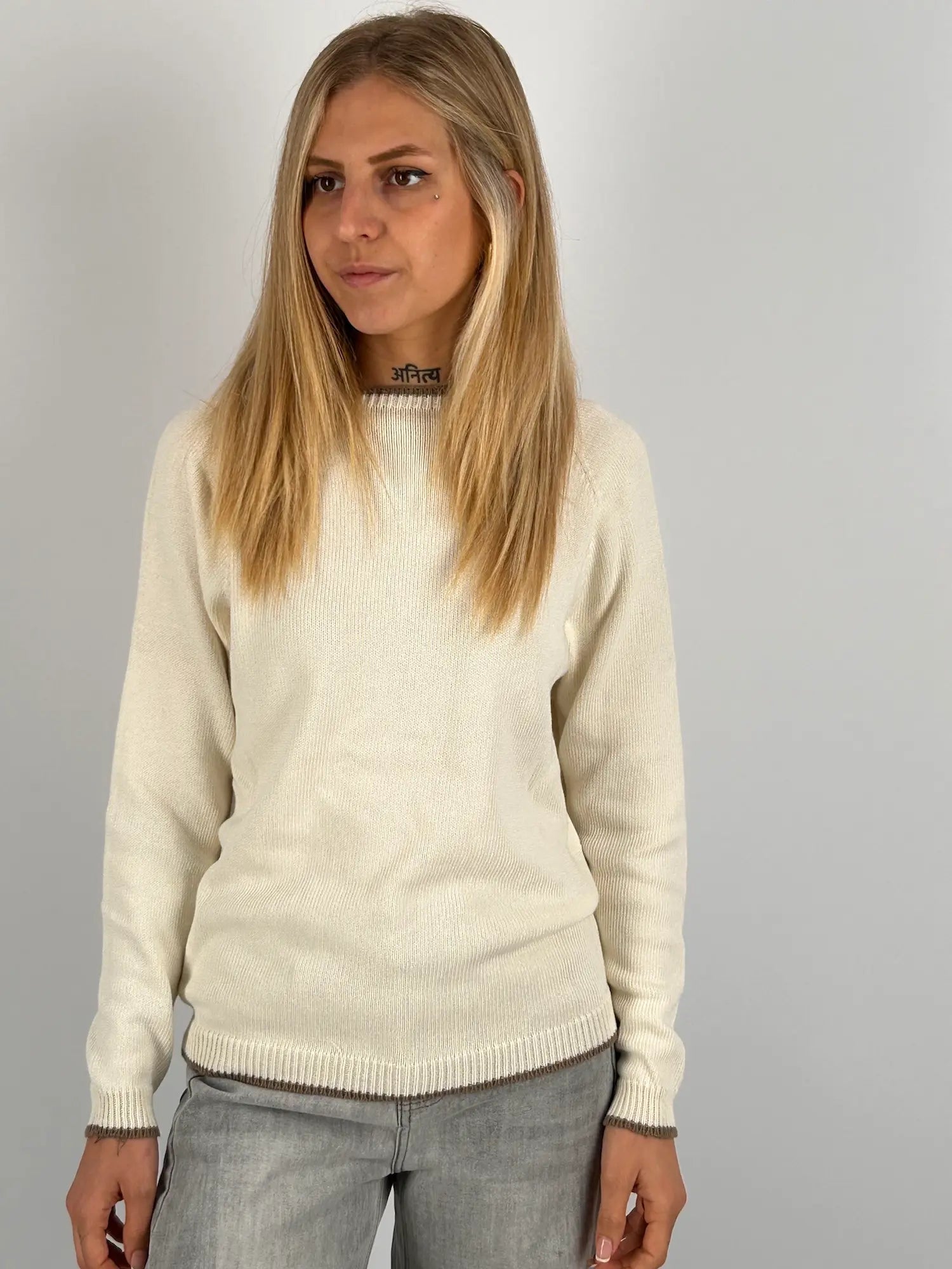 Maglia donna panna in cotone con dettagli marroni sui bordi indossata con jeans chiari