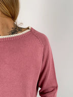 Maglia donna rosa antico in cotone con dettagli marroni sui bordi indossata con jeans chiari. vista dettaglio