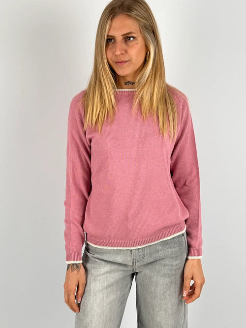 Maglia donna rosa in cotone con dettagli marroni sui bordi indossata con jeans chiari