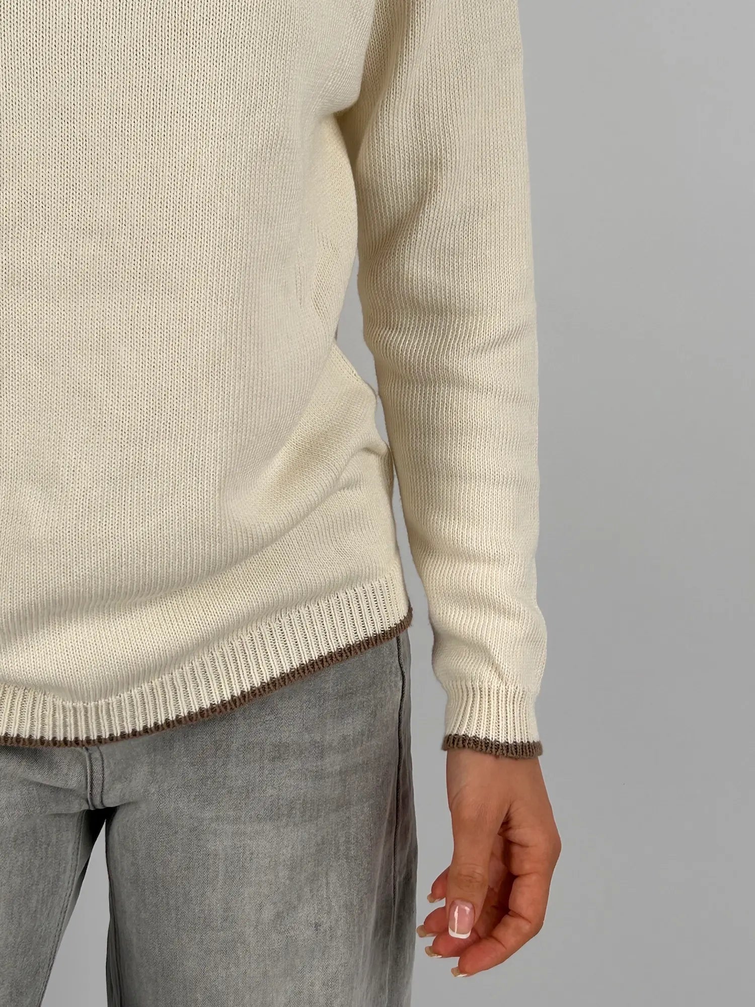 Maglia donna panna in cotone con dettagli marroni sui bordi indossata con jeans chiari. vista dettaglio