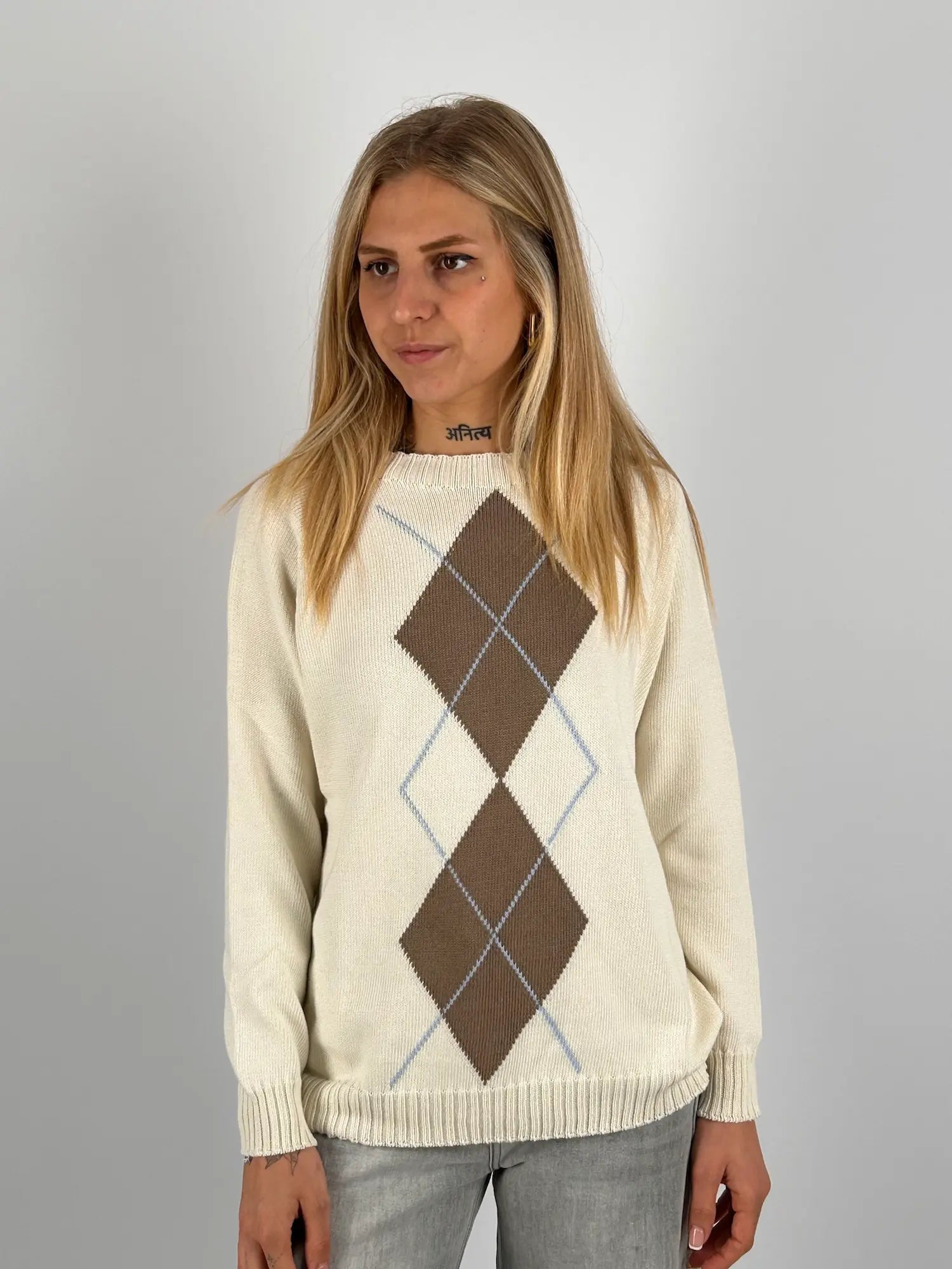 Maglia donna panna con fantasia a rombi  indossata con jeans chiari. vista frontale