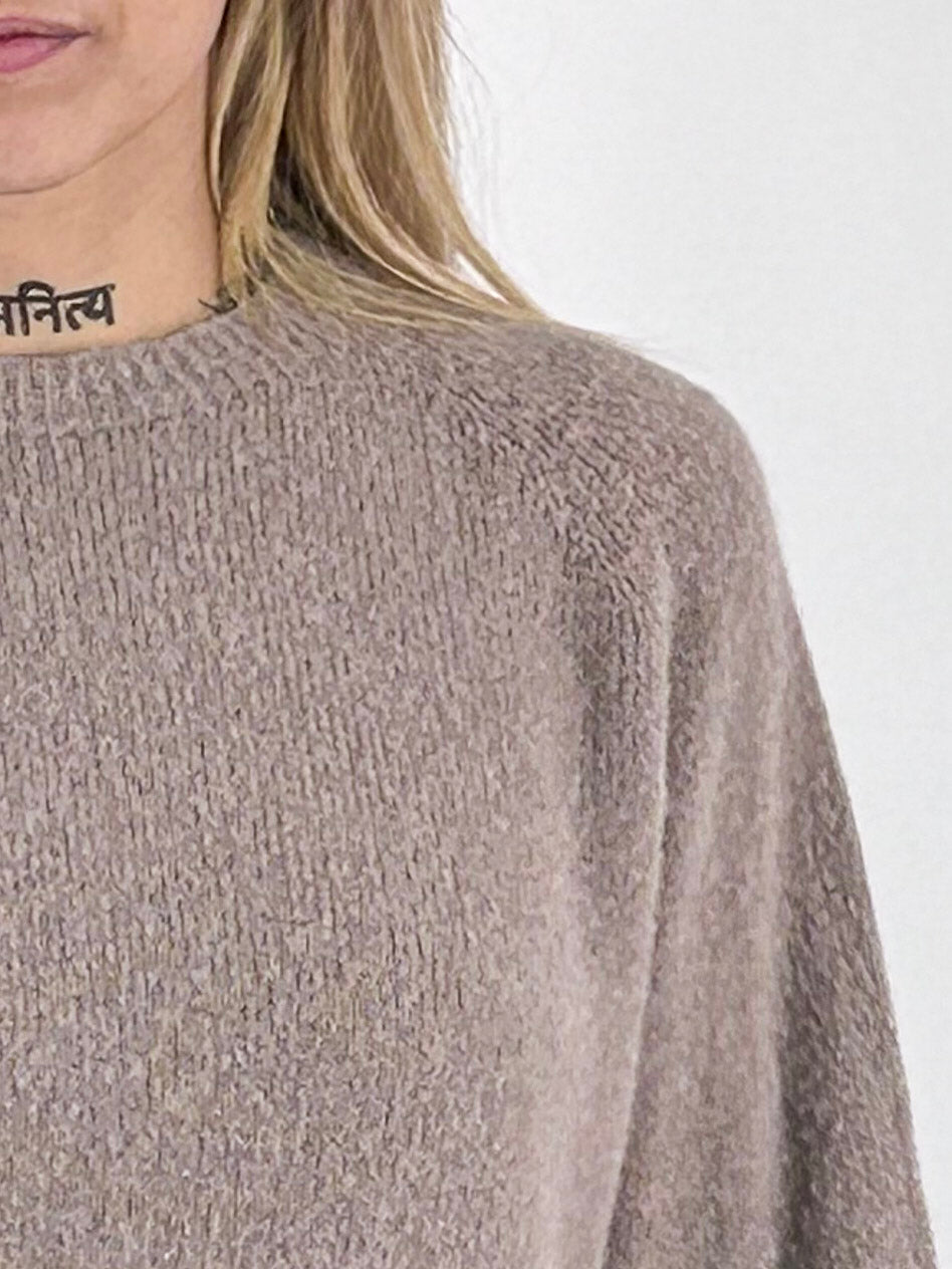 Maglia donna girocollo con alpaca e lana e manica raglan tortora - vista dettaglio 