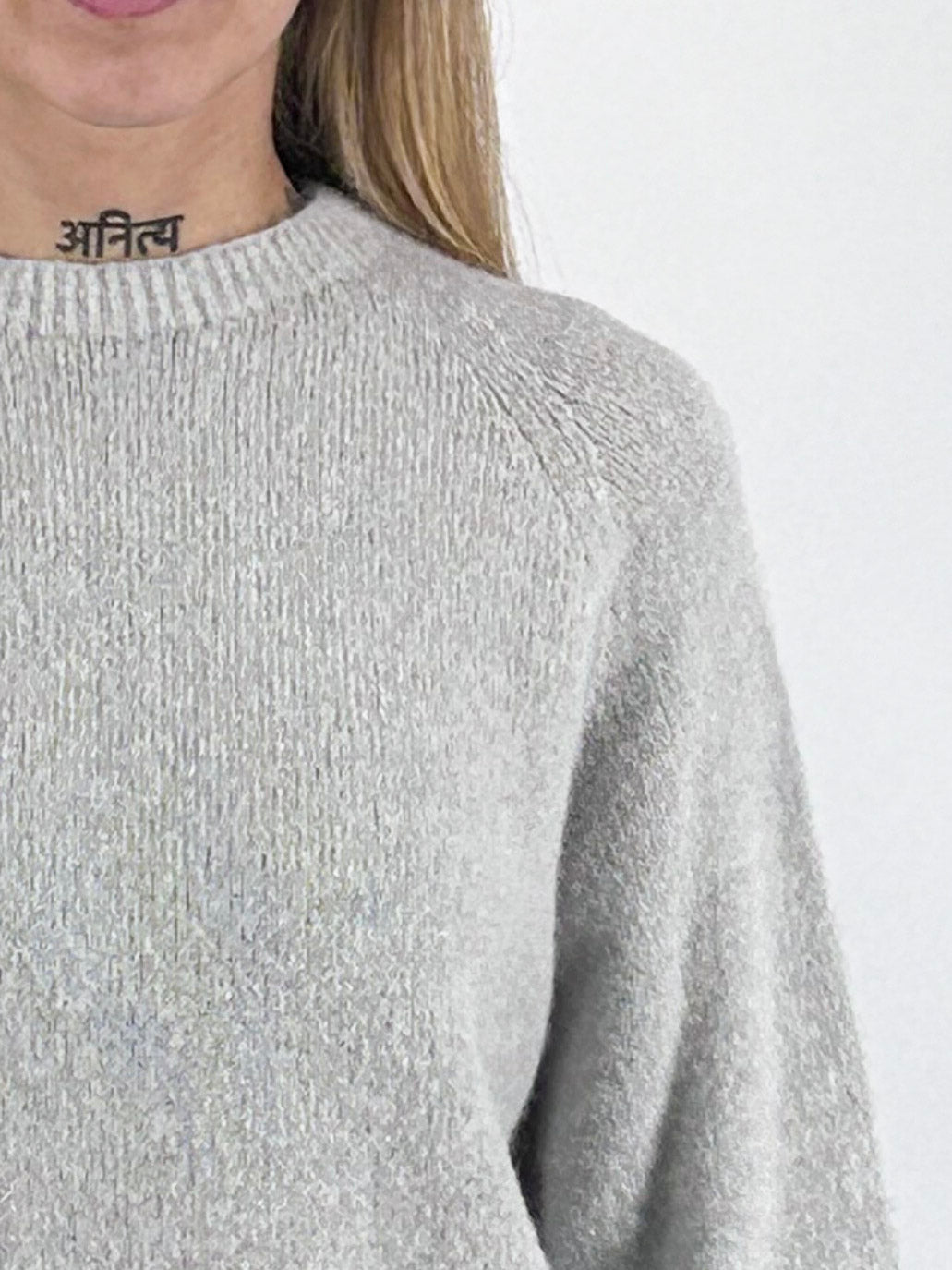 Maglia donna girocollo con alpaca e lana e manica raglan grigio azzurro - vista dettaglio