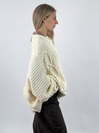 Maglione donna oversize con lavorazione a trecce e maniche ampie panna - vista laterale