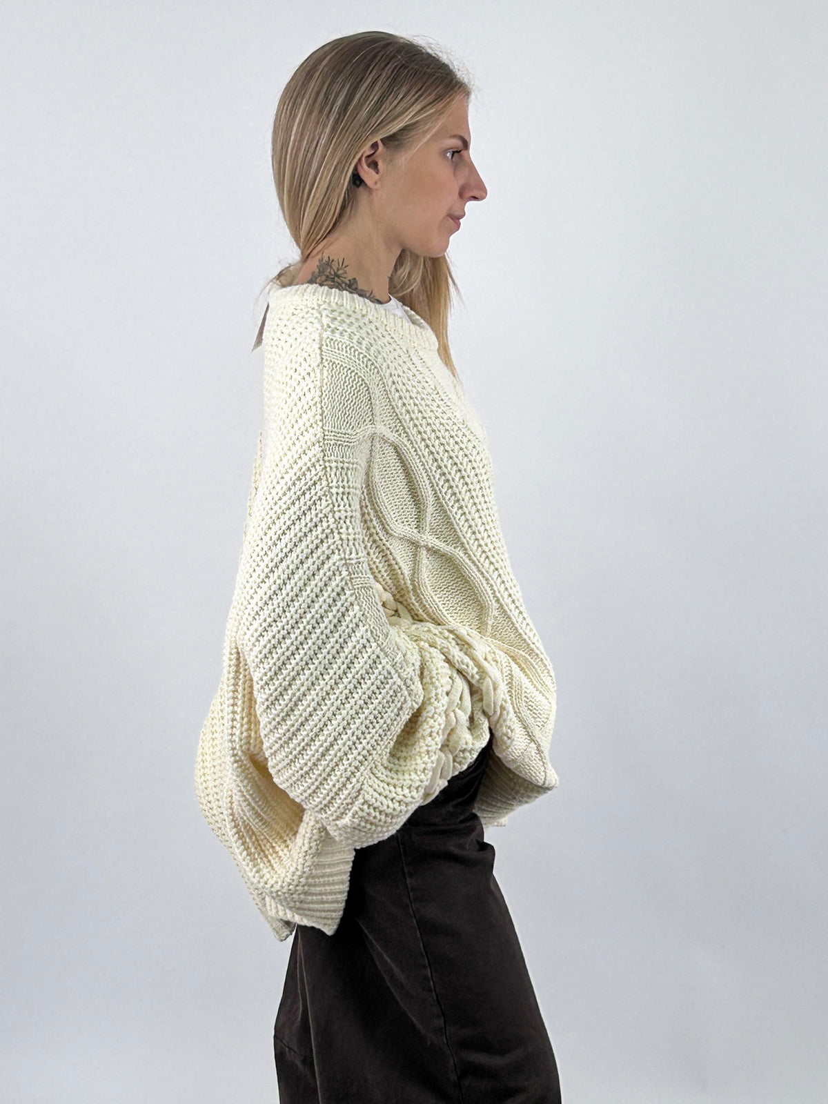Maglione donna oversize con lavorazione a trecce e maniche ampie panna - vista laterale