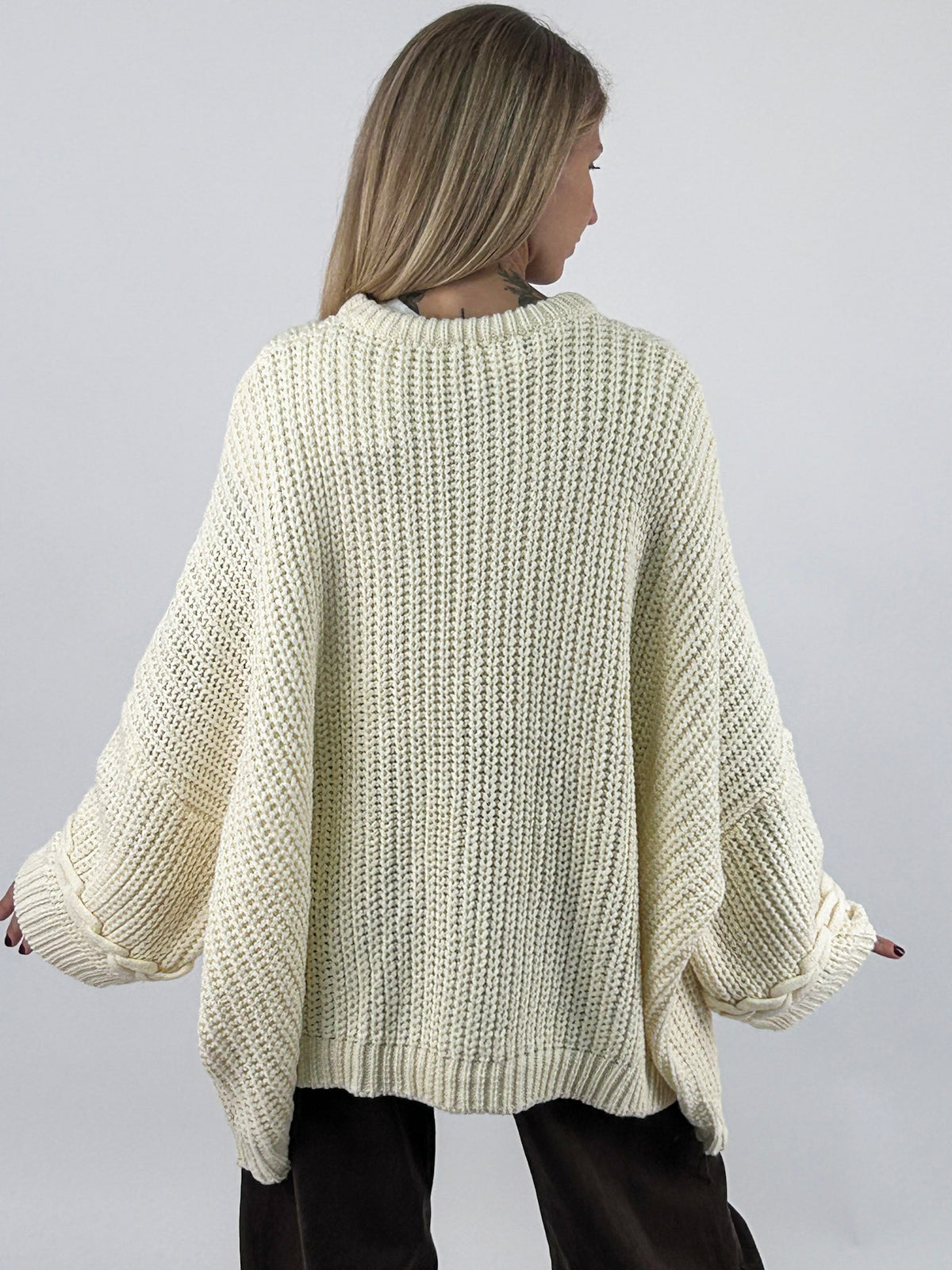 Maglione donna oversize con lavorazione a trecce e maniche ampie panna - vista retro