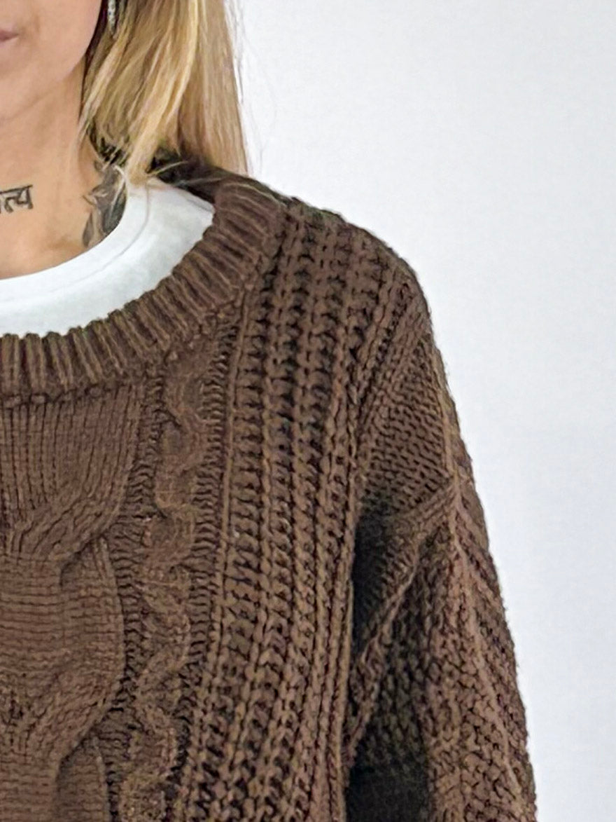 Maglione donna oversize con lavorazione a trecce e maniche ampie marrone - vista dettaglio