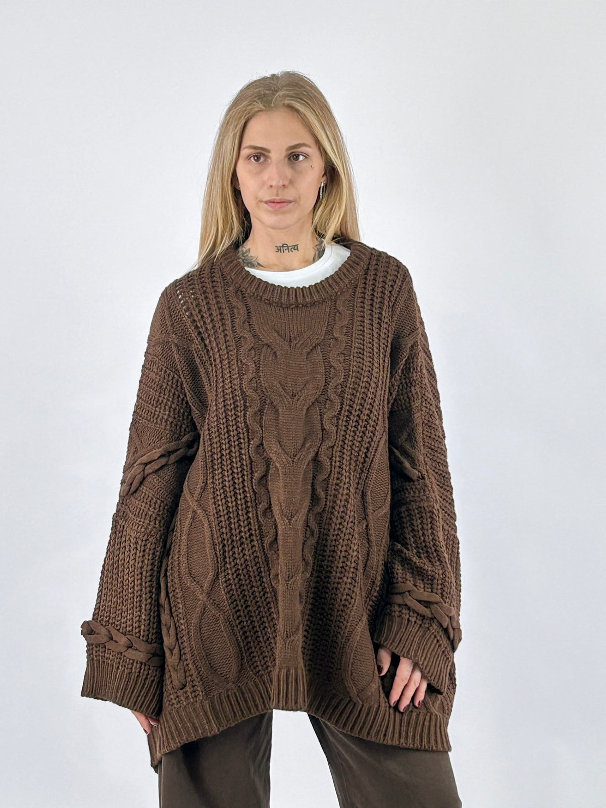 Maglione donna oversize con lavorazione a trecce e maniche ampie marrone - vista frontale