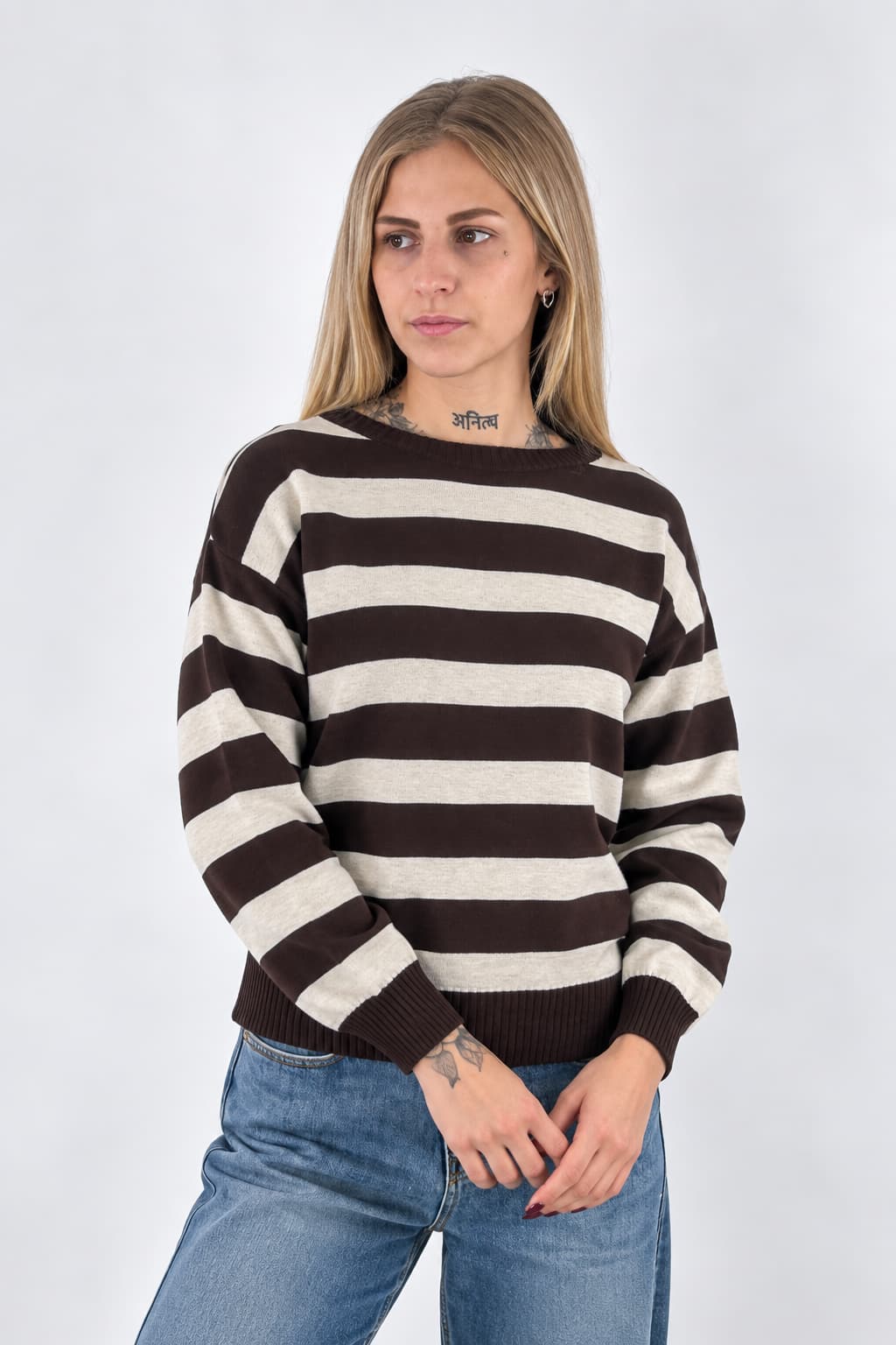 Maglia donna girocollo a righe larghe con spalla scesa marrone - vista frontale