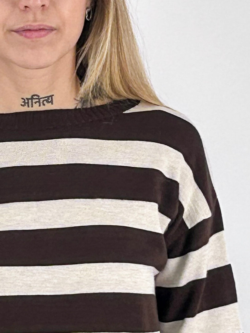 Maglia donna girocollo a righe larghe con spalla scesa marrone - vista dettaglio