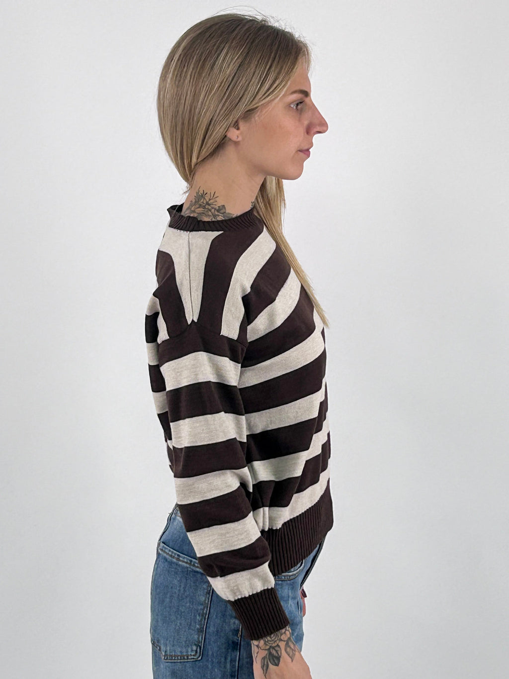 Maglia donna girocollo a righe larghe con spalla scesa marrone - vista laterale