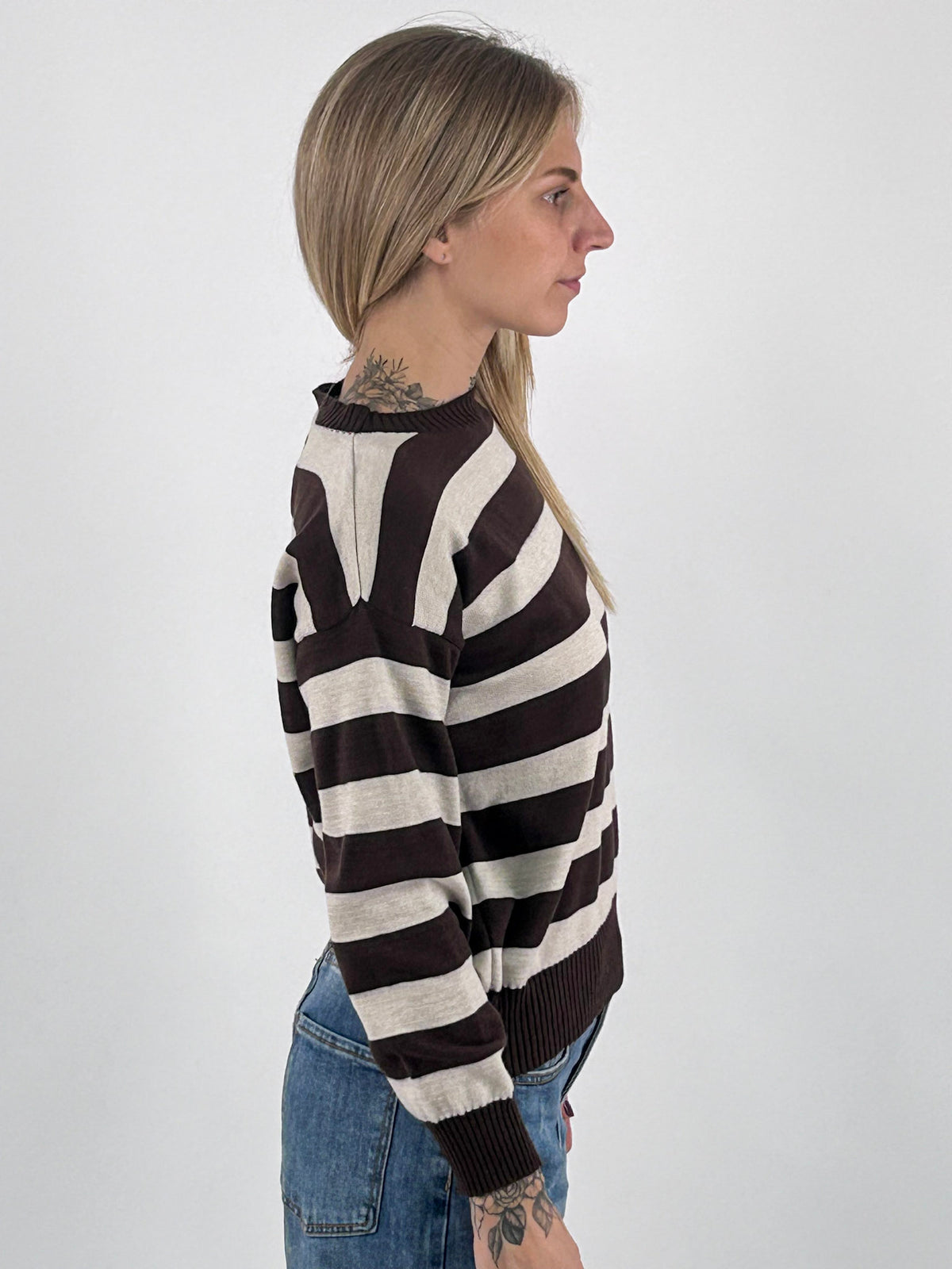 Maglia donna girocollo a righe larghe con spalla scesa marrone - vista laterale