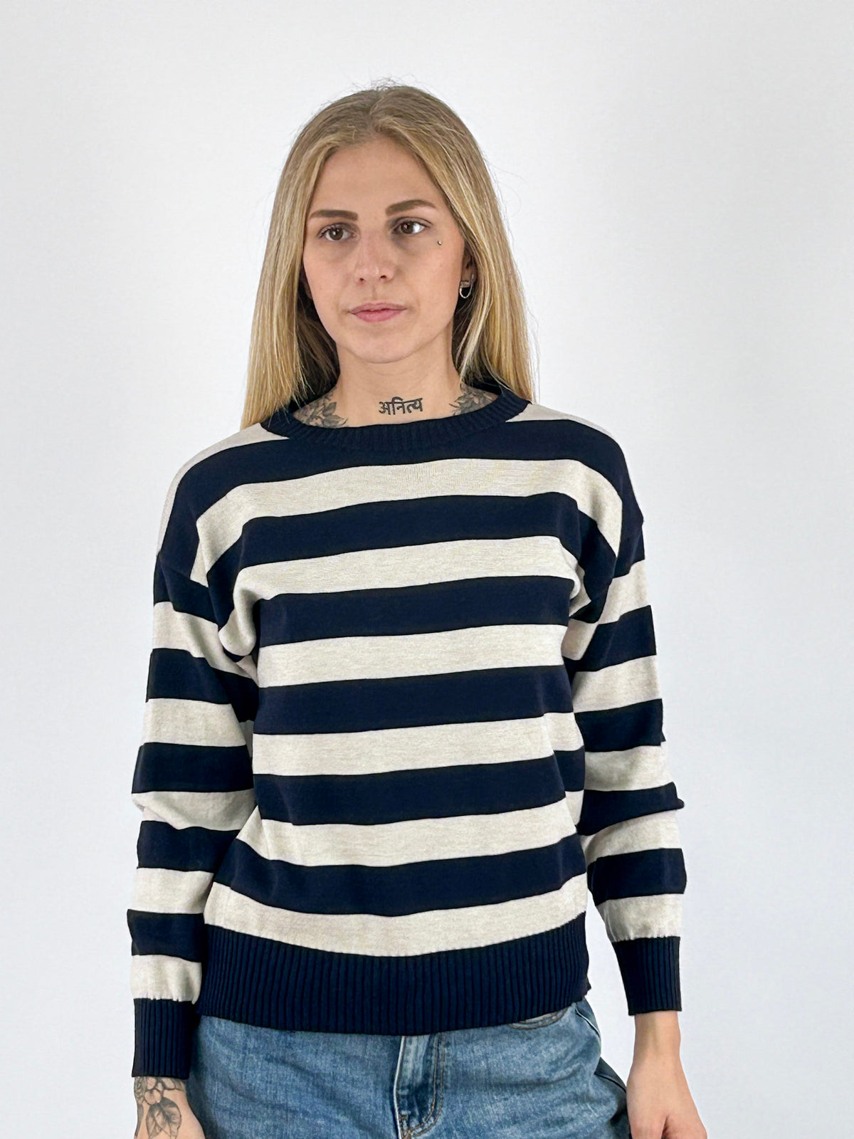 Maglia donna girocollo a righe larghe con spalla scesa blu - vista frontale