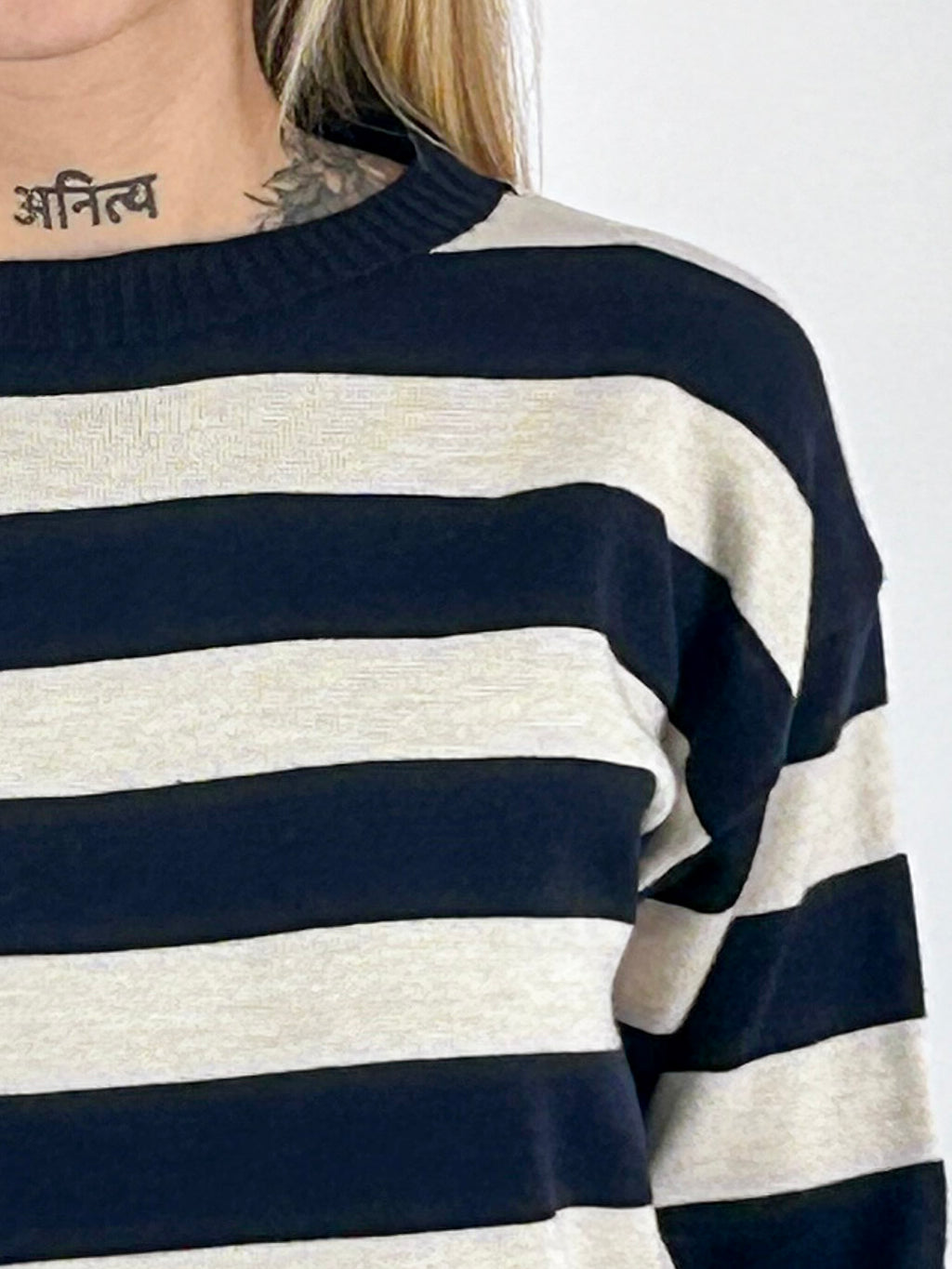 Maglia donna girocollo a righe larghe con spalla scesa blu - vista dettaglio
