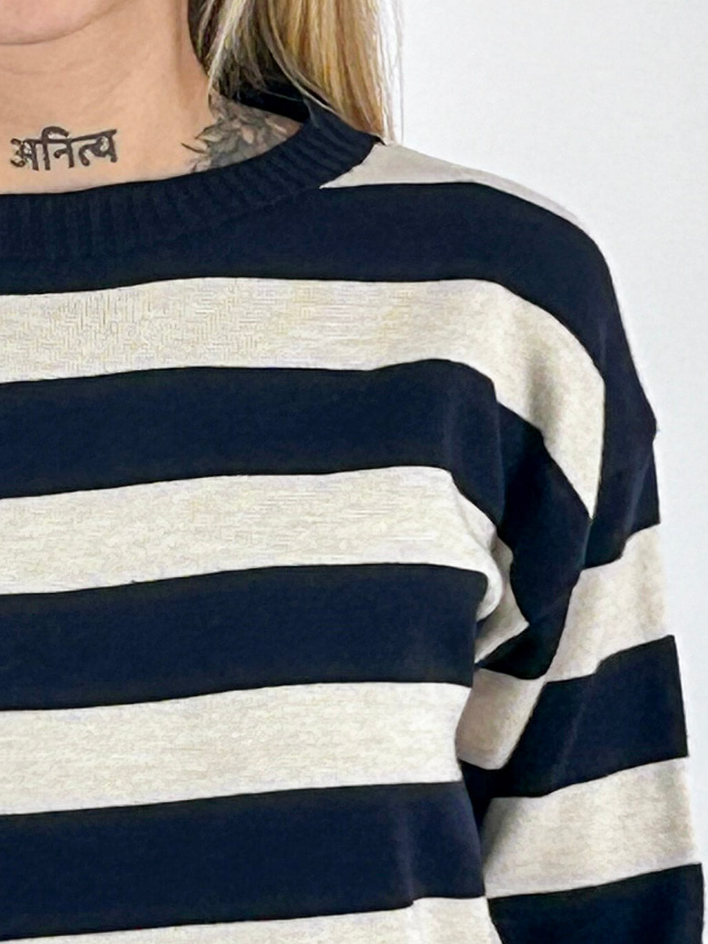 Maglia donna girocollo a righe larghe con spalla scesa blu - vista dettaglio