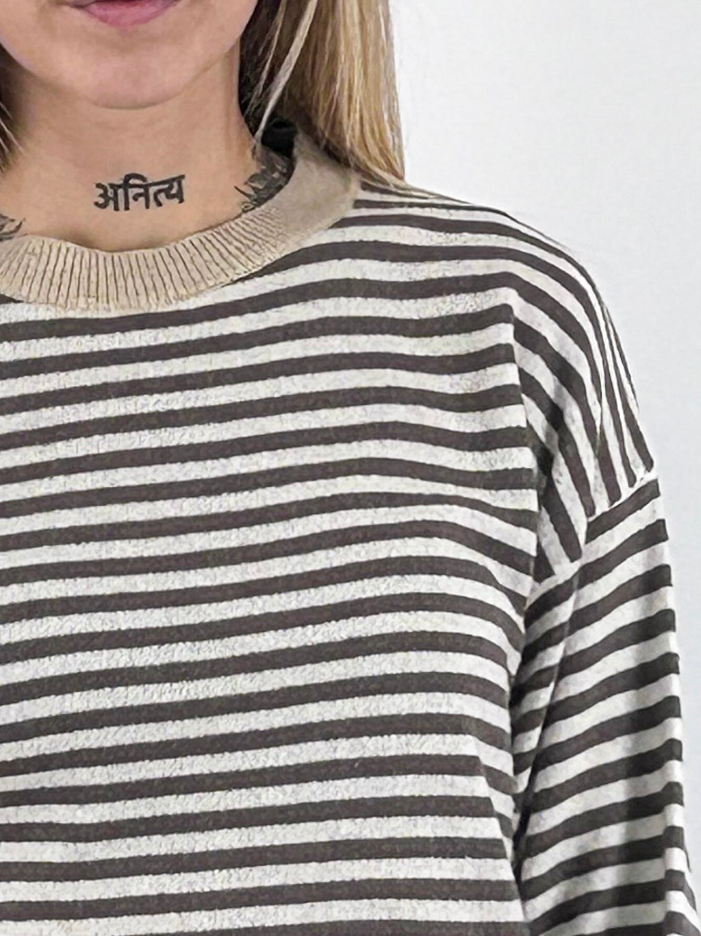 Maglia donna girocollo a righe con spalla scesa e bordi a contrasto marrone - vista dettaglio
