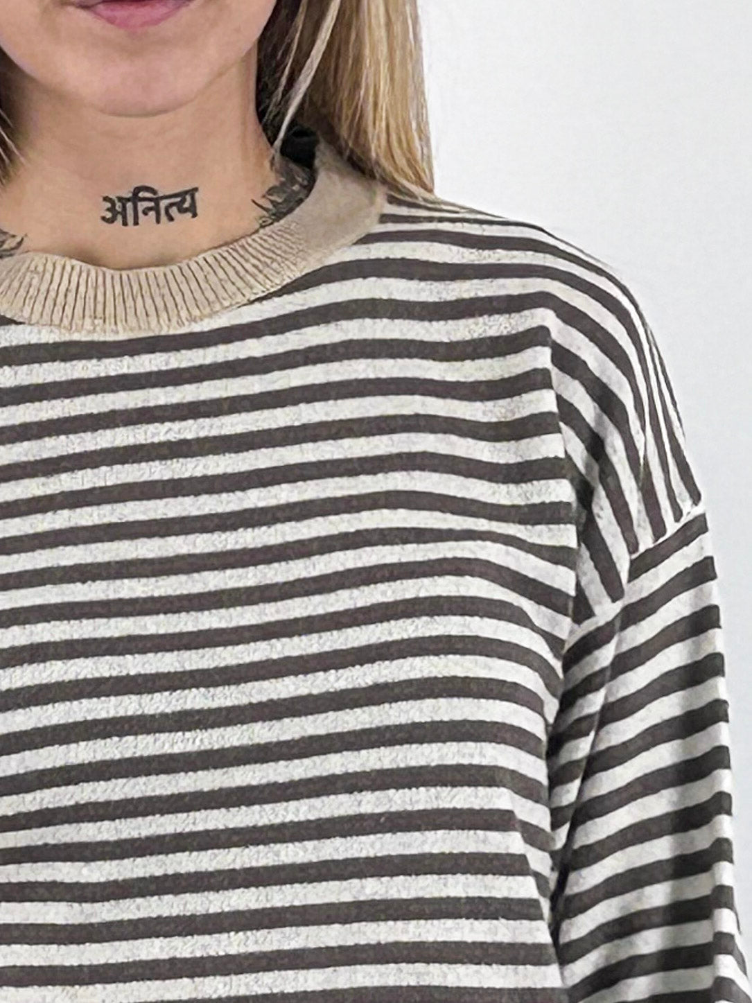 Maglia donna girocollo a righe con spalla scesa e bordi a contrasto marrone - vista dettaglio