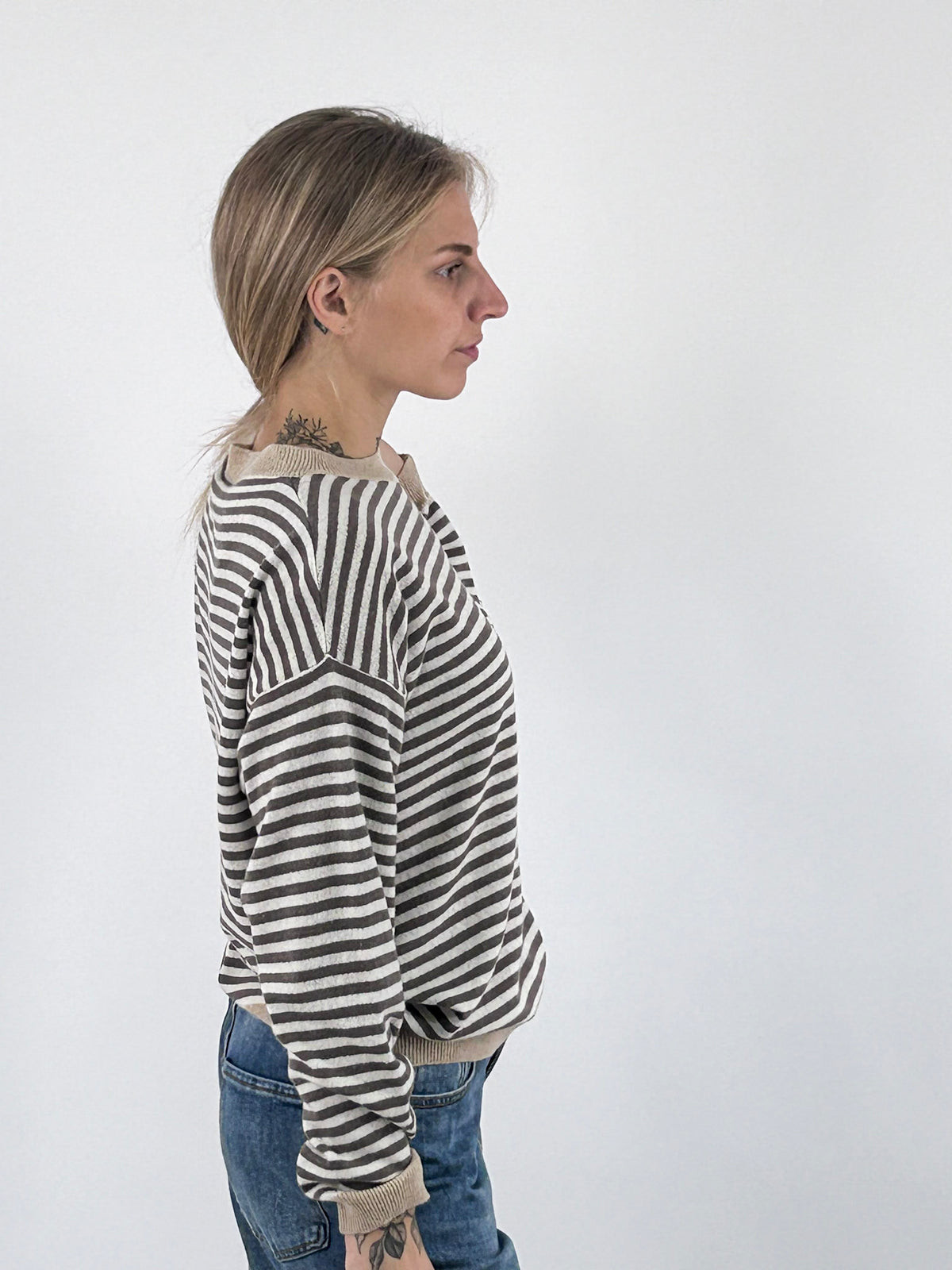 Maglia donna girocollo a righe con spalla scesa e bordi a contrasto marrone - vista laterale