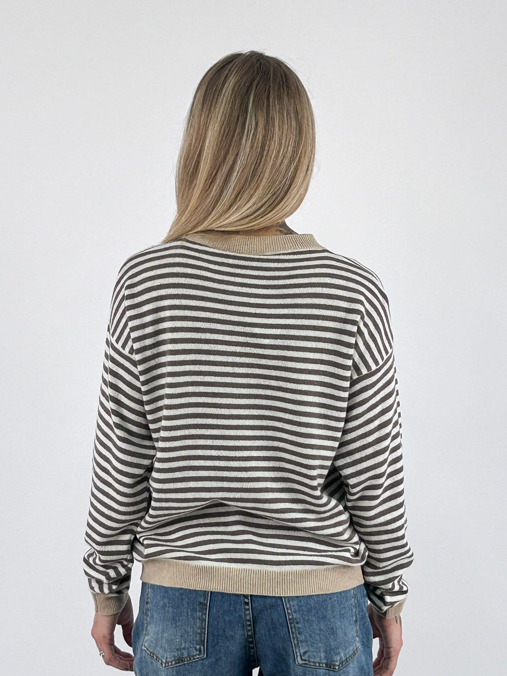Maglia donna girocollo a righe con spalla scesa e bordi a contrasto marrone - vista retro
