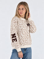 Maglione donna animalier beige con scritte sulle maniche - vista laterale