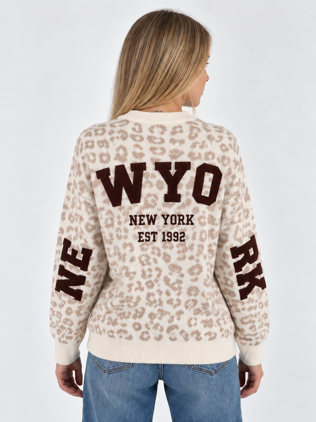 Maglione donna animalier beige con maxi scritta New York - vista retro