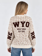 Maglione donna animalier beige con maxi scritta New York - vista retro
