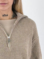 Maglia donna a coste con collo alto e zip corta beige - vista dettaglio