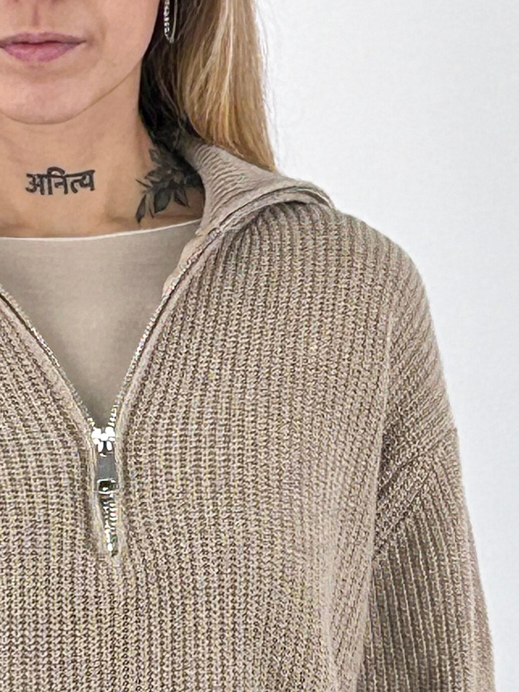 Maglia donna a coste con collo alto e zip corta beige - vista dettaglio