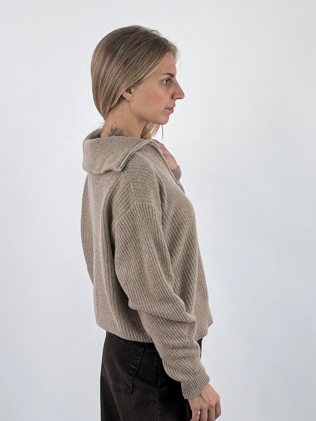 Maglia donna a coste con collo alto e zip corta beige - vista laterale