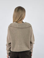Maglia donna a coste con collo alto e zip corta beige - vista retro
