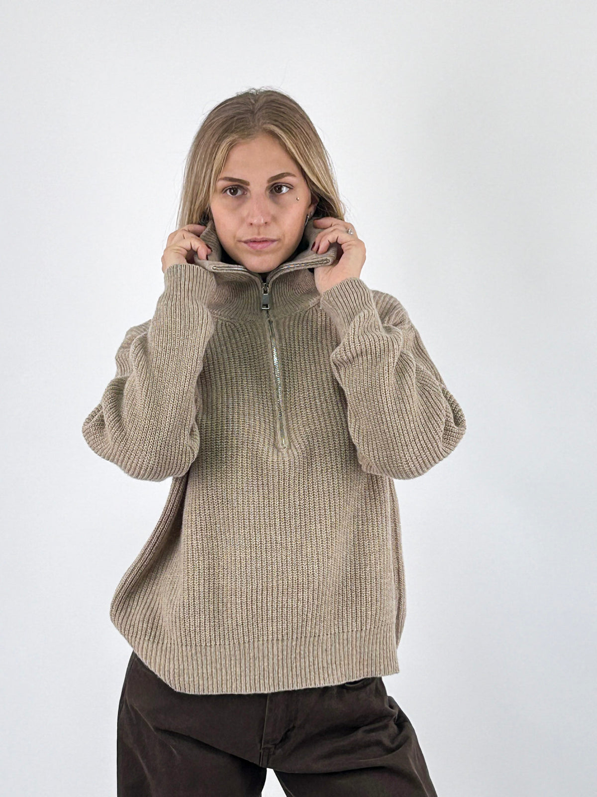 Maglia donna a coste con collo alto e zip corta beige - vista frontale