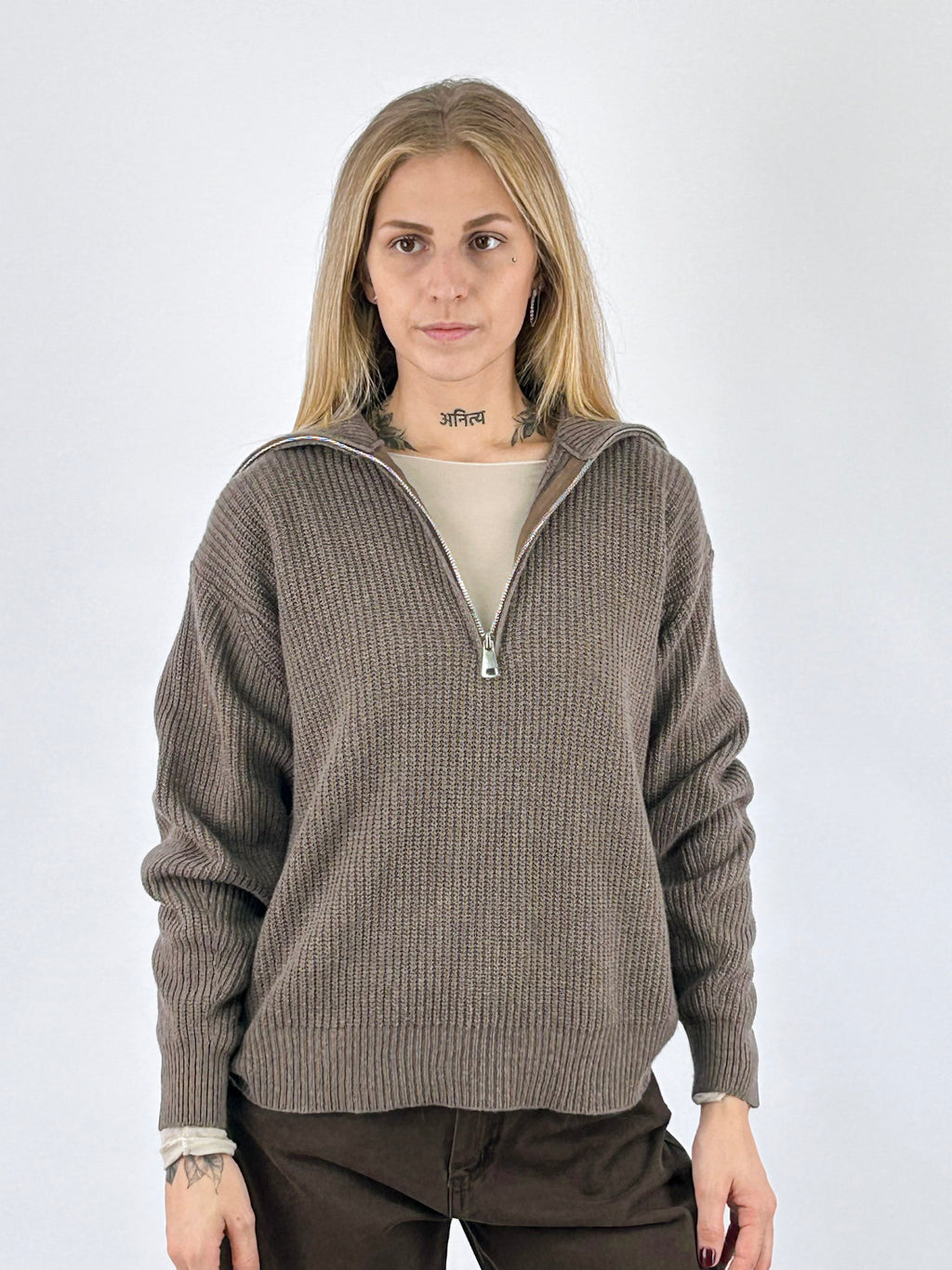 Maglia donna a coste con collo alto e zip corta tortora - vista frontale