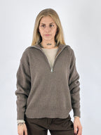 Maglia donna a coste con collo alto e zip corta tortora - vista frontale