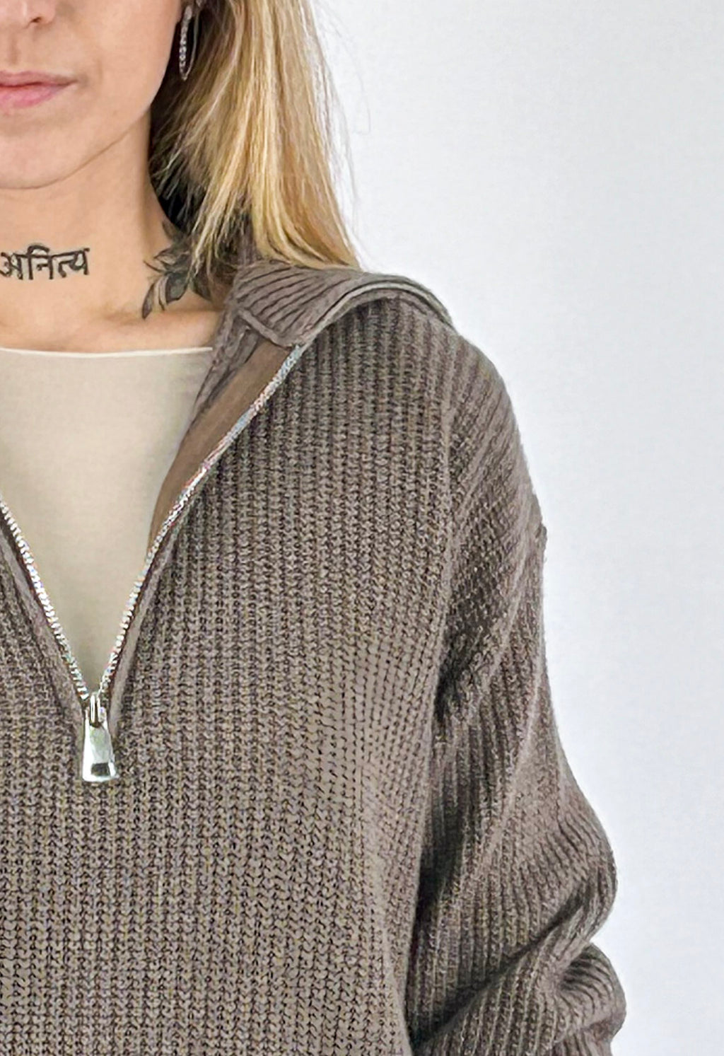 Maglia donna a coste con collo alto e zip corta tortora - vista dettaglio