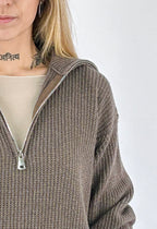 Maglia donna a coste con collo alto e zip corta tortora - vista dettaglio